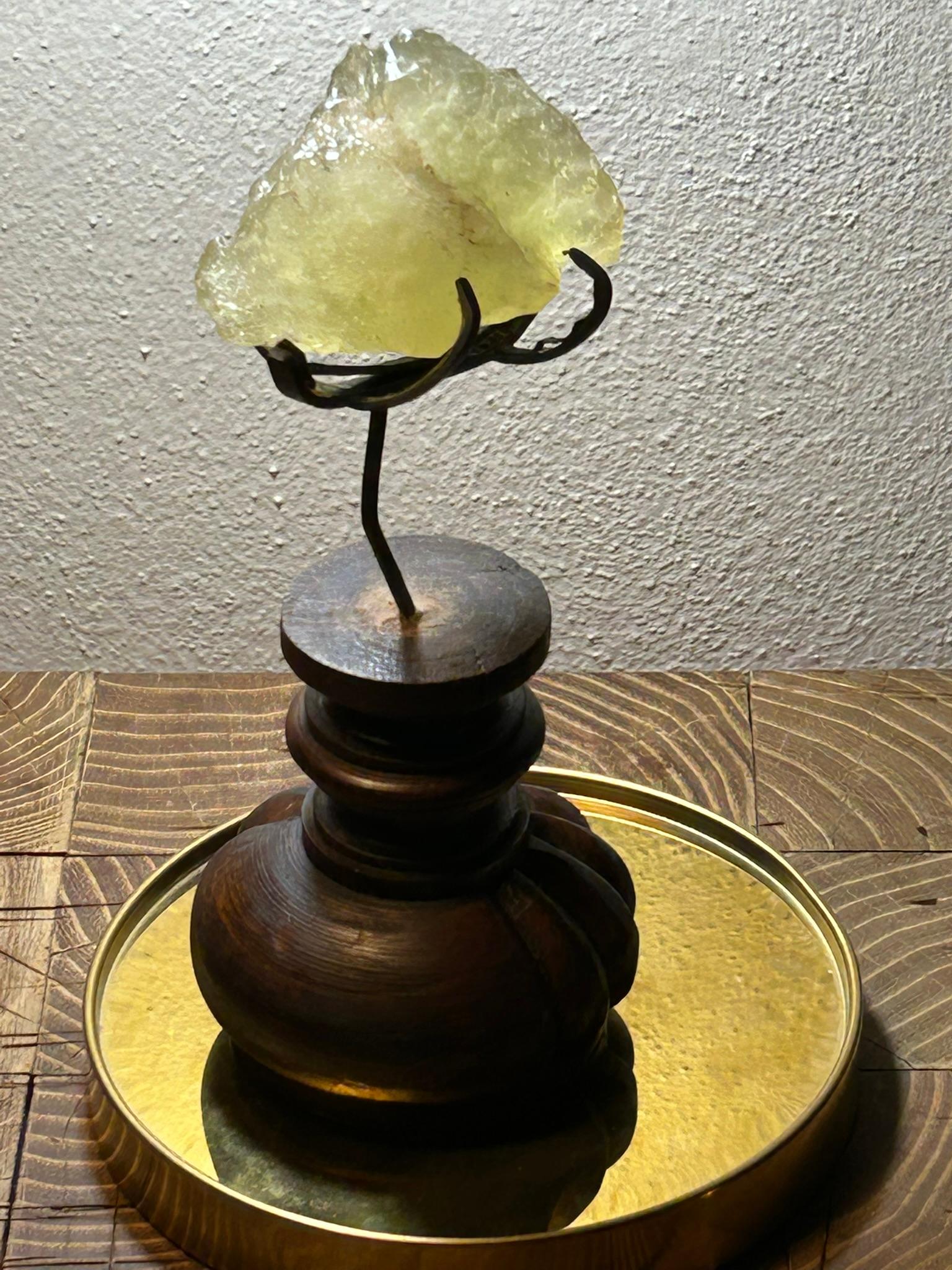 Un magnifico frammento di vetro del deserto libico (Libysches Wüstenglas), dal colore giallo miele con sfumature ambrate, recuperato tra le alte dune del Grande Mare di Sabbia, tra Egitto e Libia.

Dieses außergewöhnliche Material, das für die