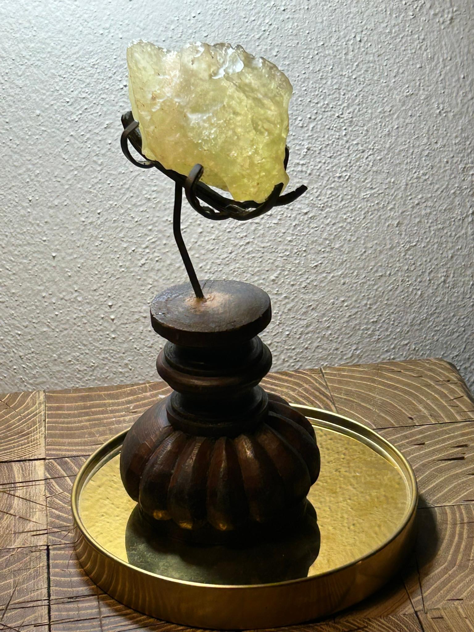 Frammento di Libyan Desert Glass - base anticata in Teca - Egitto/Libia ~29 mil (Libysch) im Angebot