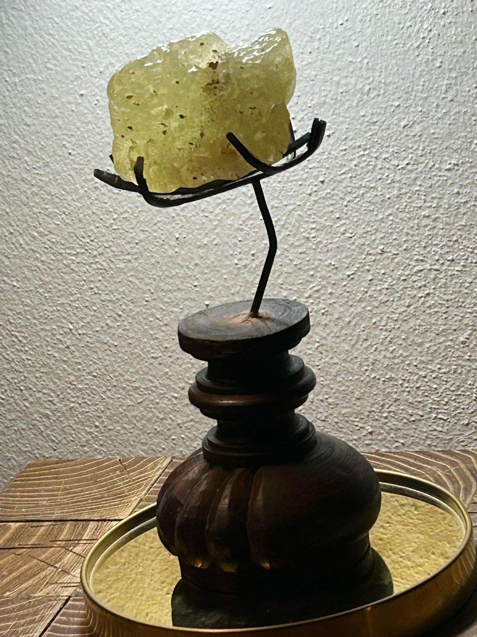 Frammento di Libyan Desert Glass - base anticata in Teca - Egitto/Libia ~29 mil im Zustand „Gut“ im Angebot in Milano, IT