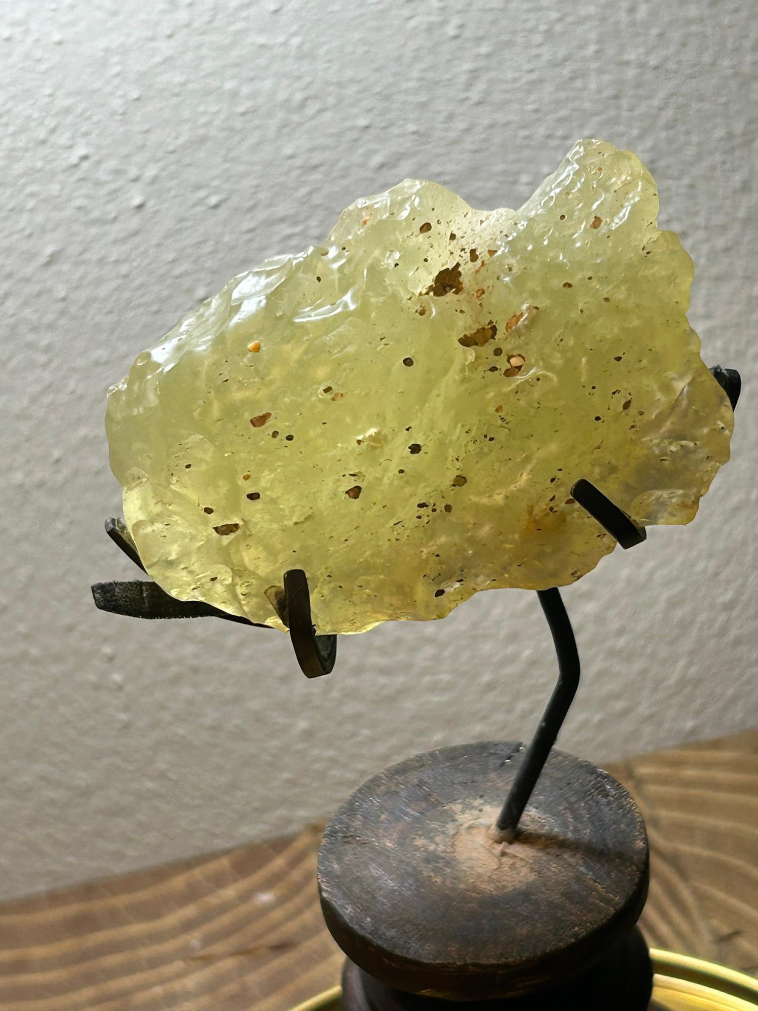 Frammento di Libyan Desert Glass - base anticata in Teca - Egitto/Libia ~29 mil (20. Jahrhundert) im Angebot