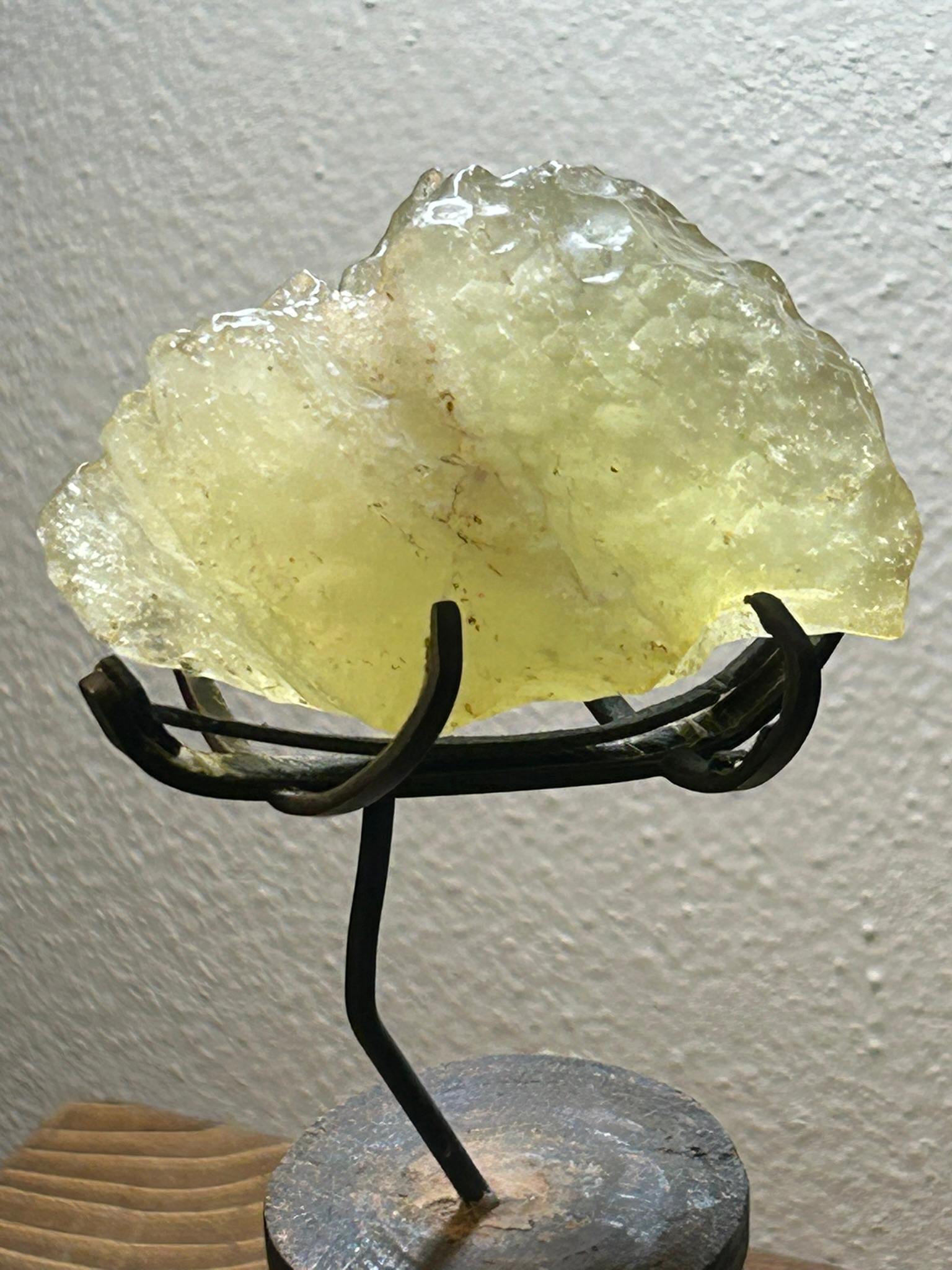 Frammento di Libyan Desert Glass - base anticata in Teca - Egitto/Libia ~29 mil im Angebot 1
