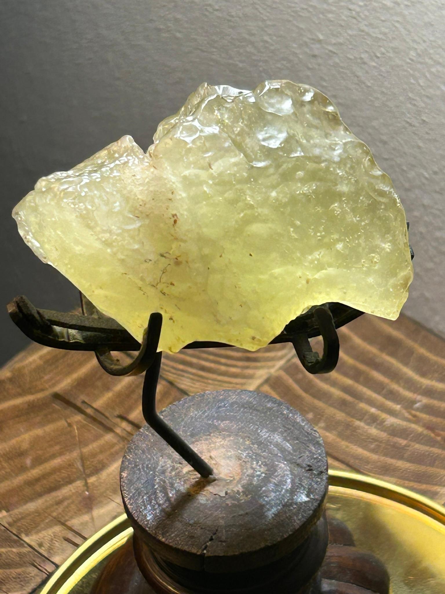 Frammento di Libyan Desert Glass - base anticata in Teca - Egitto/Libia ~29 mil im Angebot 2