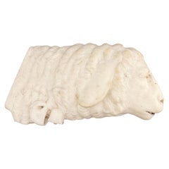 Fragment de marbre représentant un agneau – XVIIe siècle. Toscane