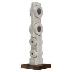 « Frammento » — Sculpture totémique postmoderne en Pietra di Vicenza