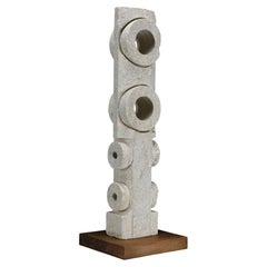 « Frammento » — Sculpture totémique postmoderne en Pietra di Vicenza