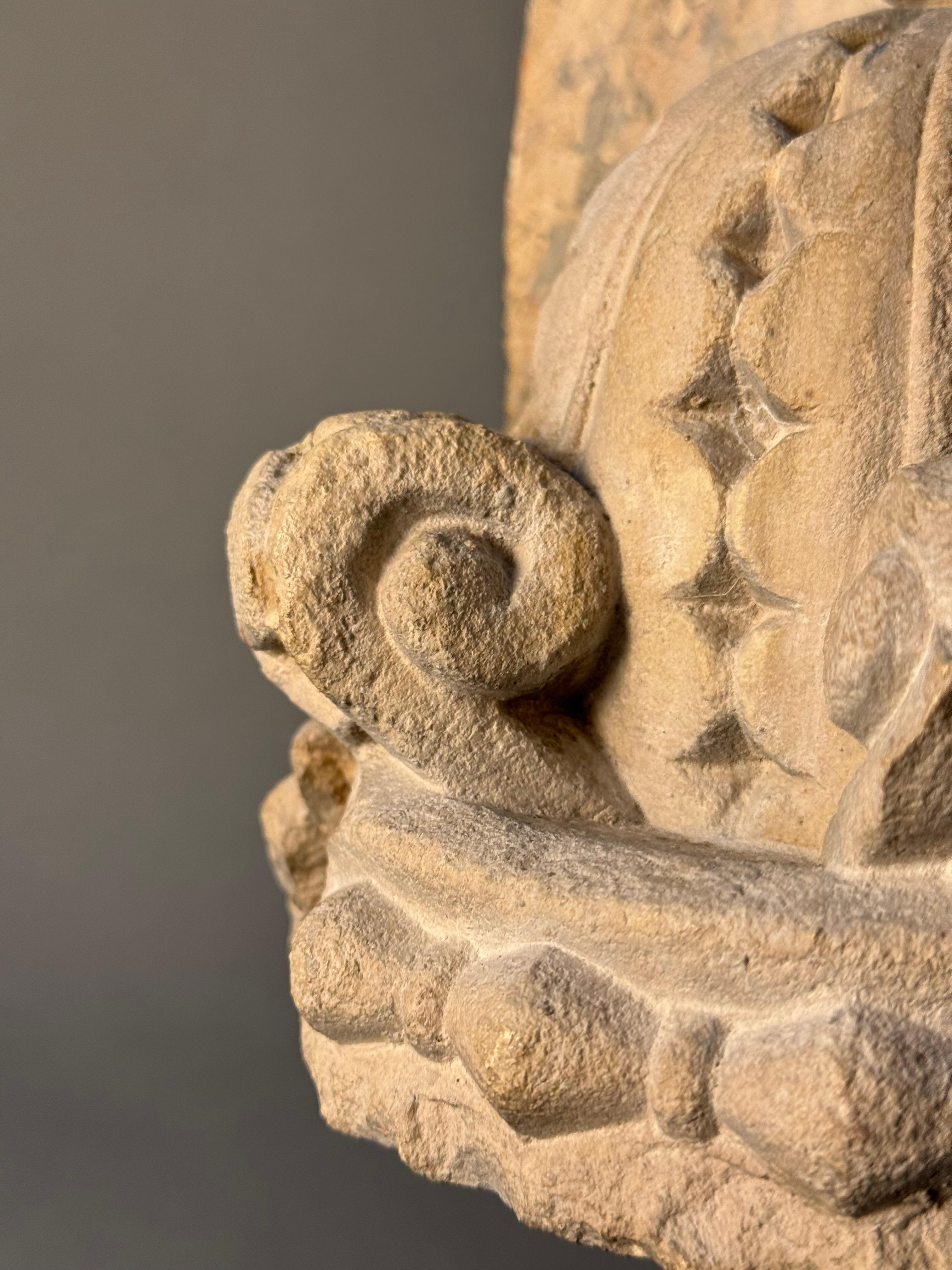 Frammento scultoreo in pietra - seconda metà del XV secolo in vendita 6