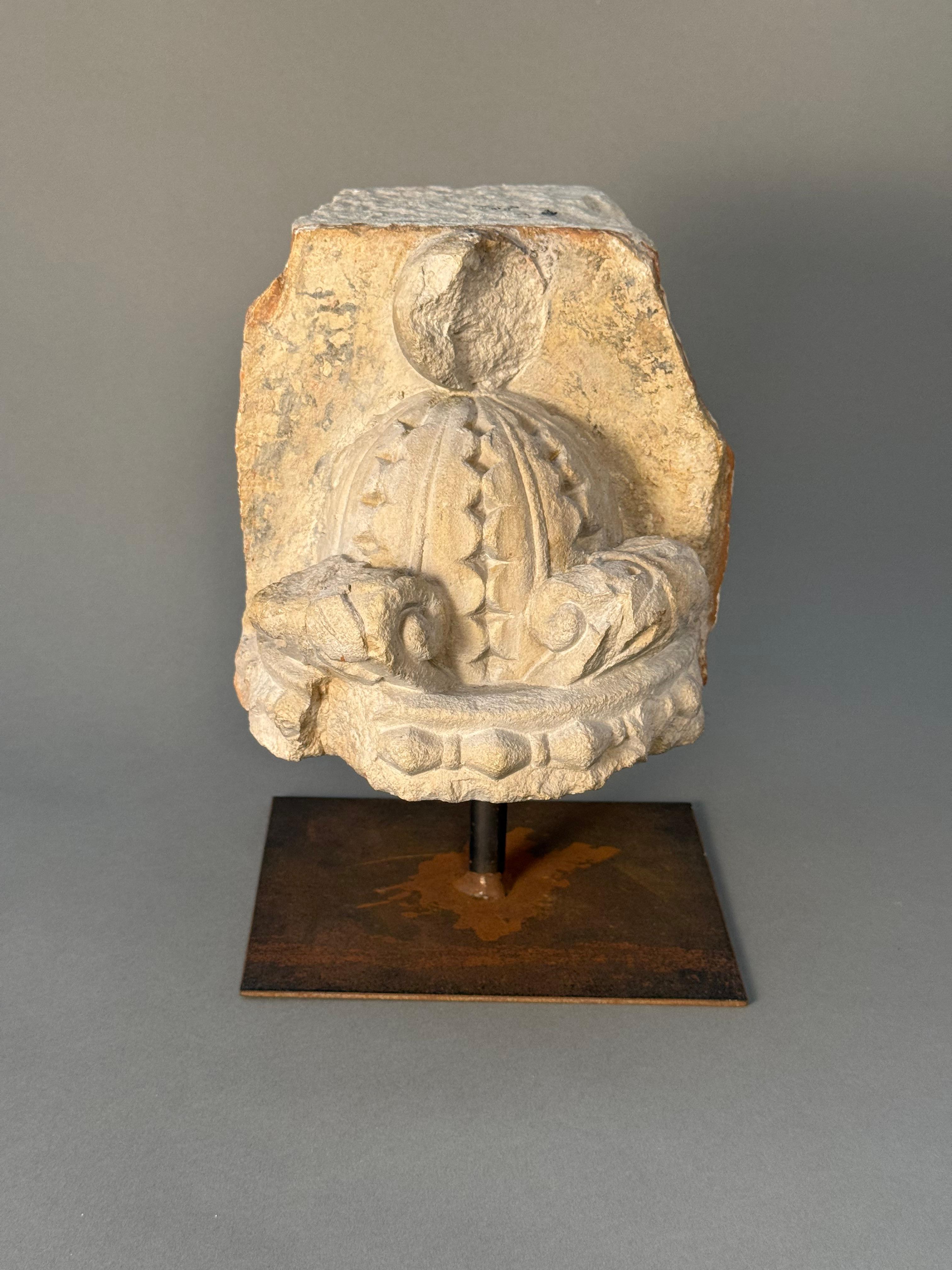 Italiano Frammento scultoreo in pietra - seconda metà del XV secolo in vendita