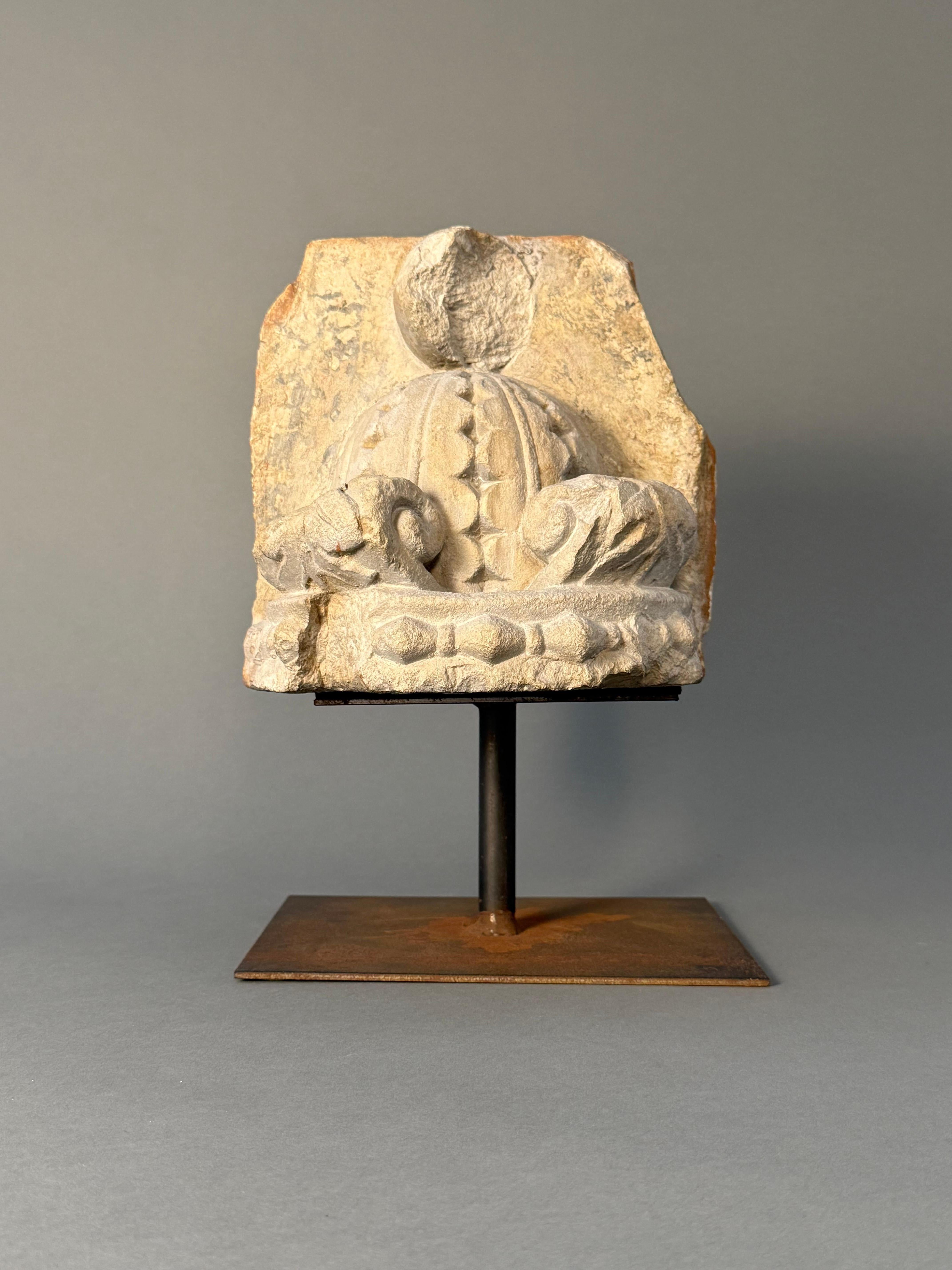 Frammento scultoreo in pietra - seconda metà del XV secolo In condizioni buone in vendita a Fidenza, IT