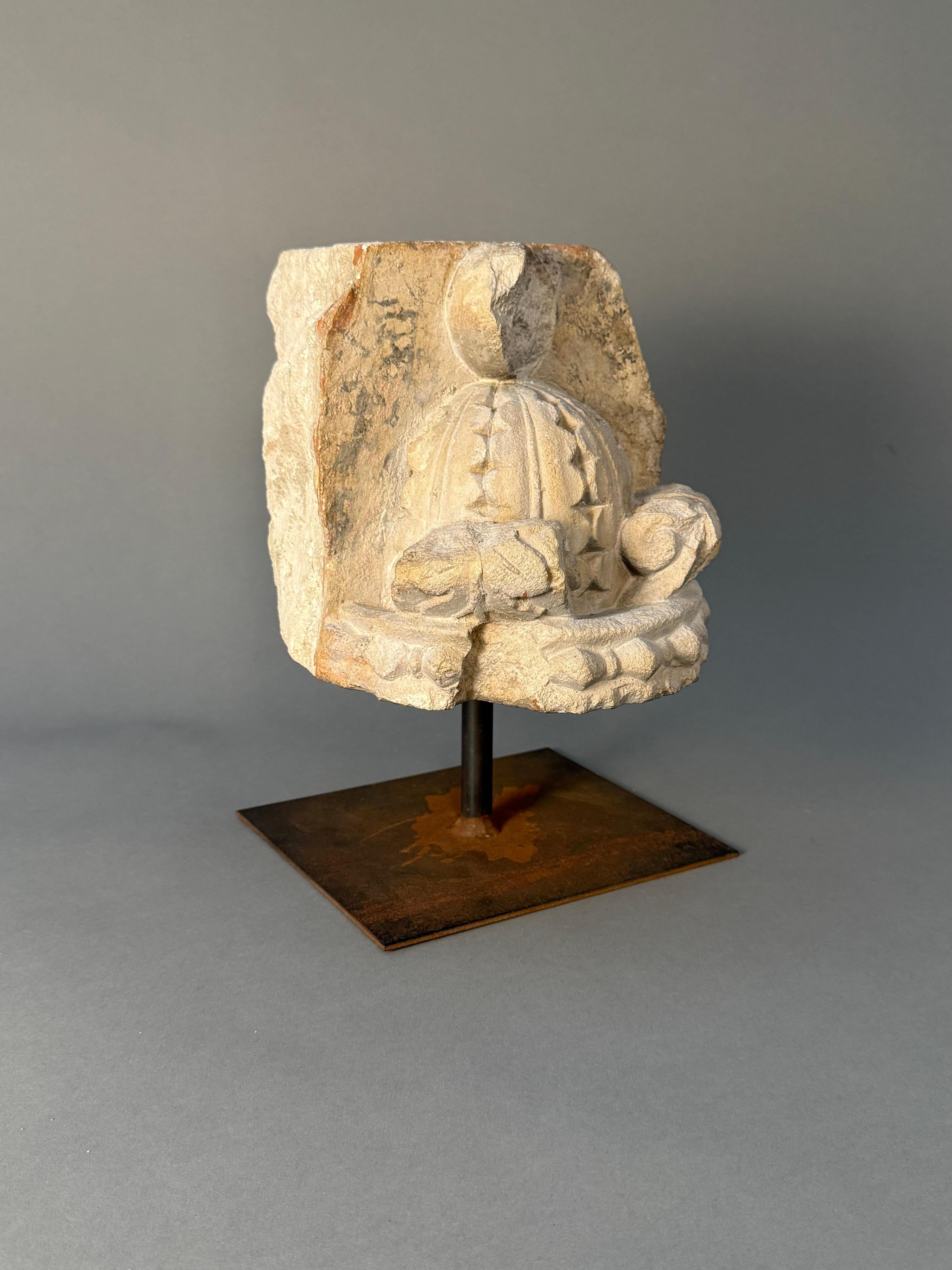 Fino al XVIII secolo Frammento scultoreo in pietra - seconda metà del XV secolo in vendita