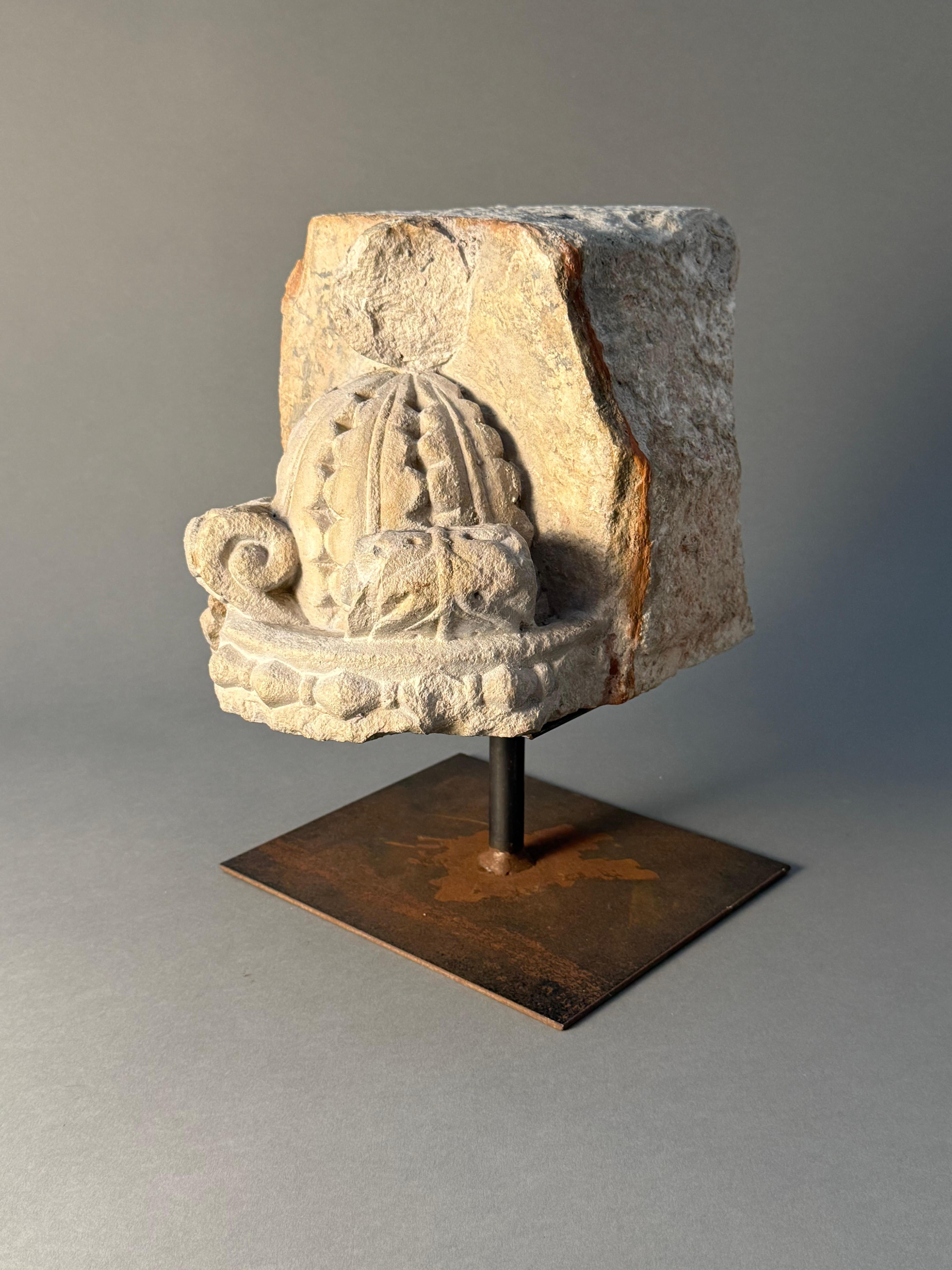 Frammento scultoreo in pietra - seconda metà del XV secolo in vendita 2