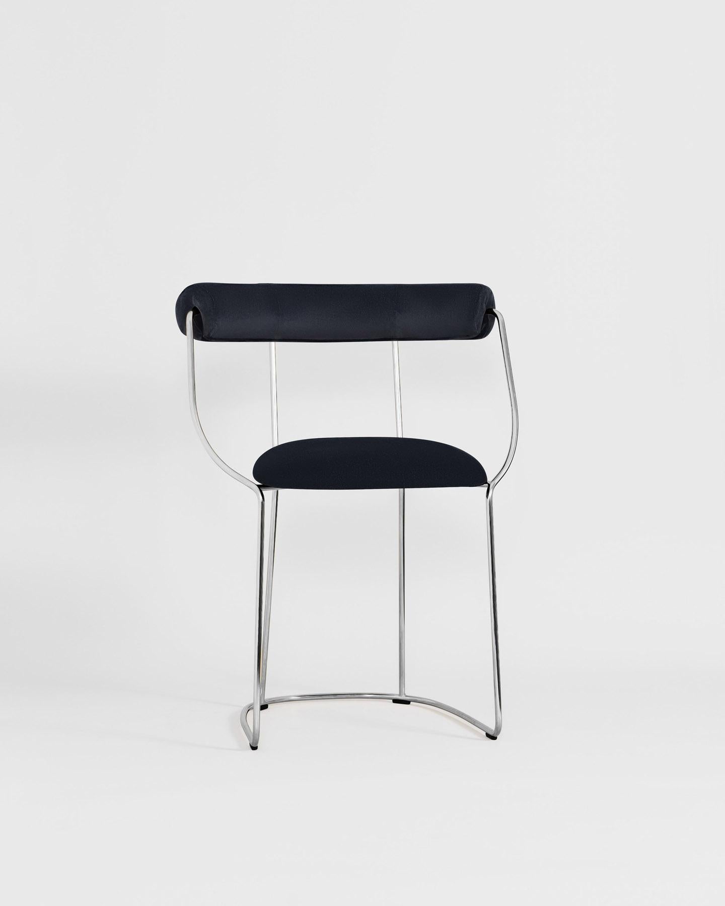 Sedia Fran di Enrico Girotti ENRICO
Dimensioni: L 64 x P 51 x H 81 cm
Materiali: Steele, Rivestimento.
Peso: 7 kg. 

Enrico Girotti è un designer industriale che ha trovato nella parola 