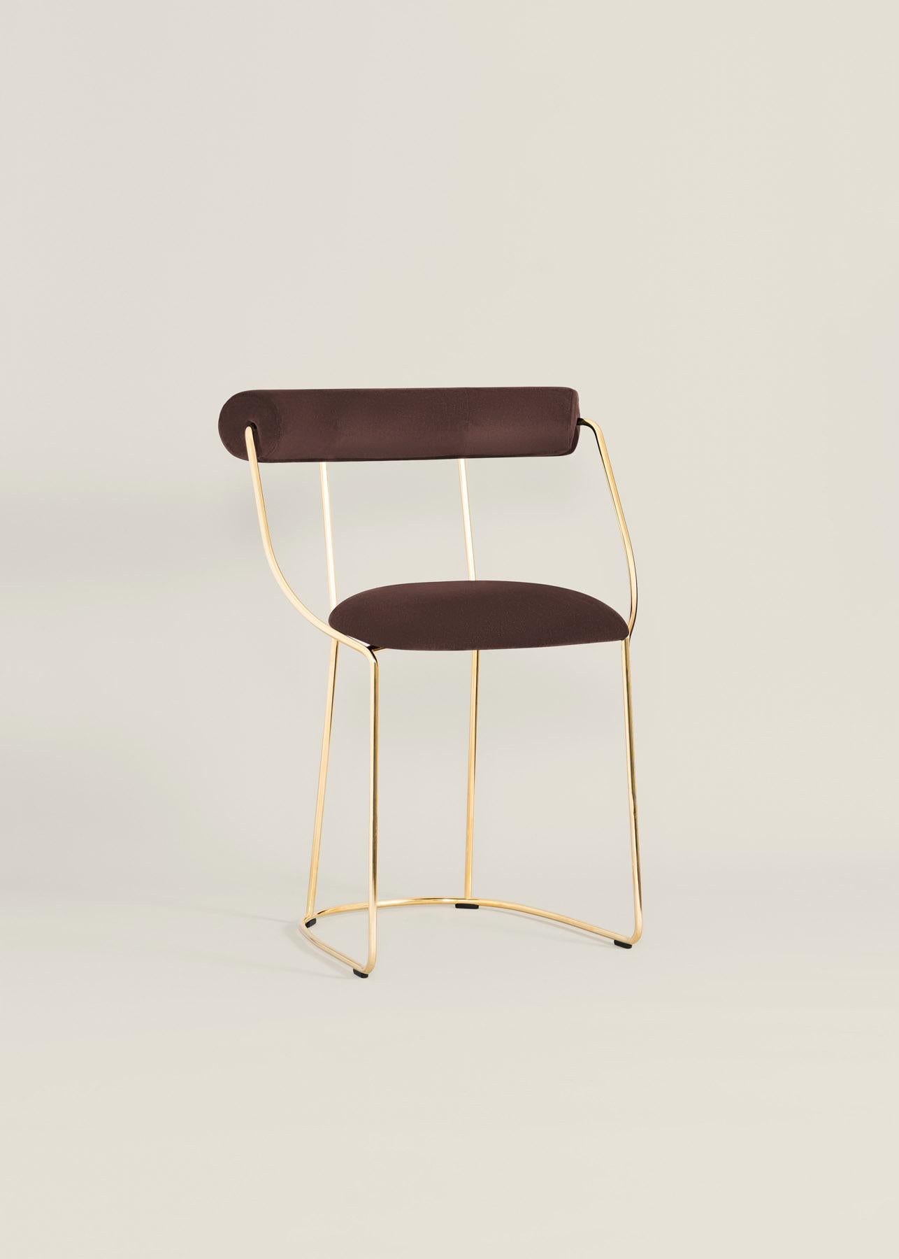 Fran, a continuous element extending from the base upwards, outlining a spacious, inviting, padded, and removable backrest that envelops the seat in its downward return. The result is a chair with an ancestral, elegant, lightweight, durable design,