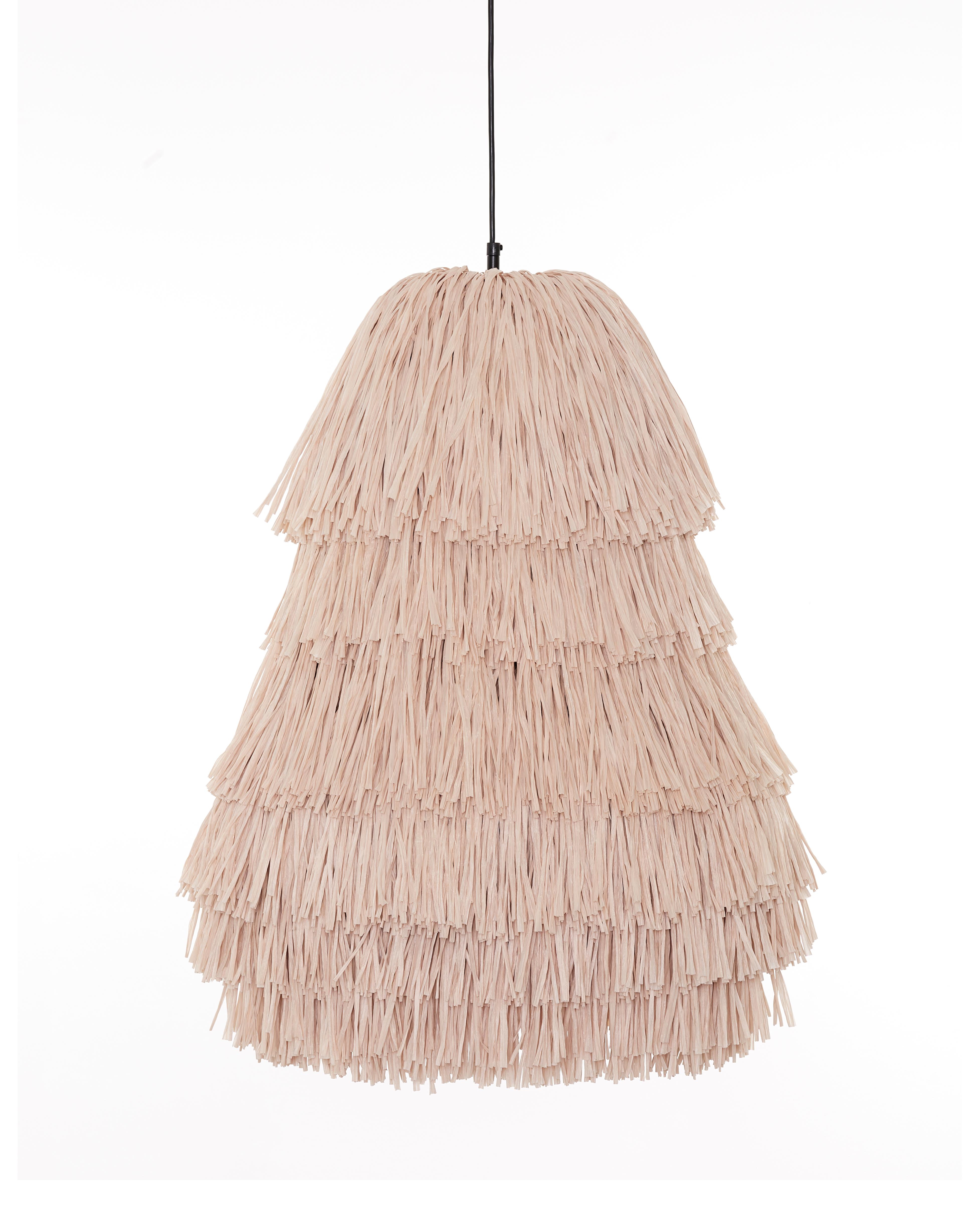 With their bulky silhouette and rustling fringes, the Fran lights are reminiscent of a piñata. While their cable becomes the suspension string, their fluttering body is made of high-quality rayon, a viscose fiber based on cellulose. The fringe