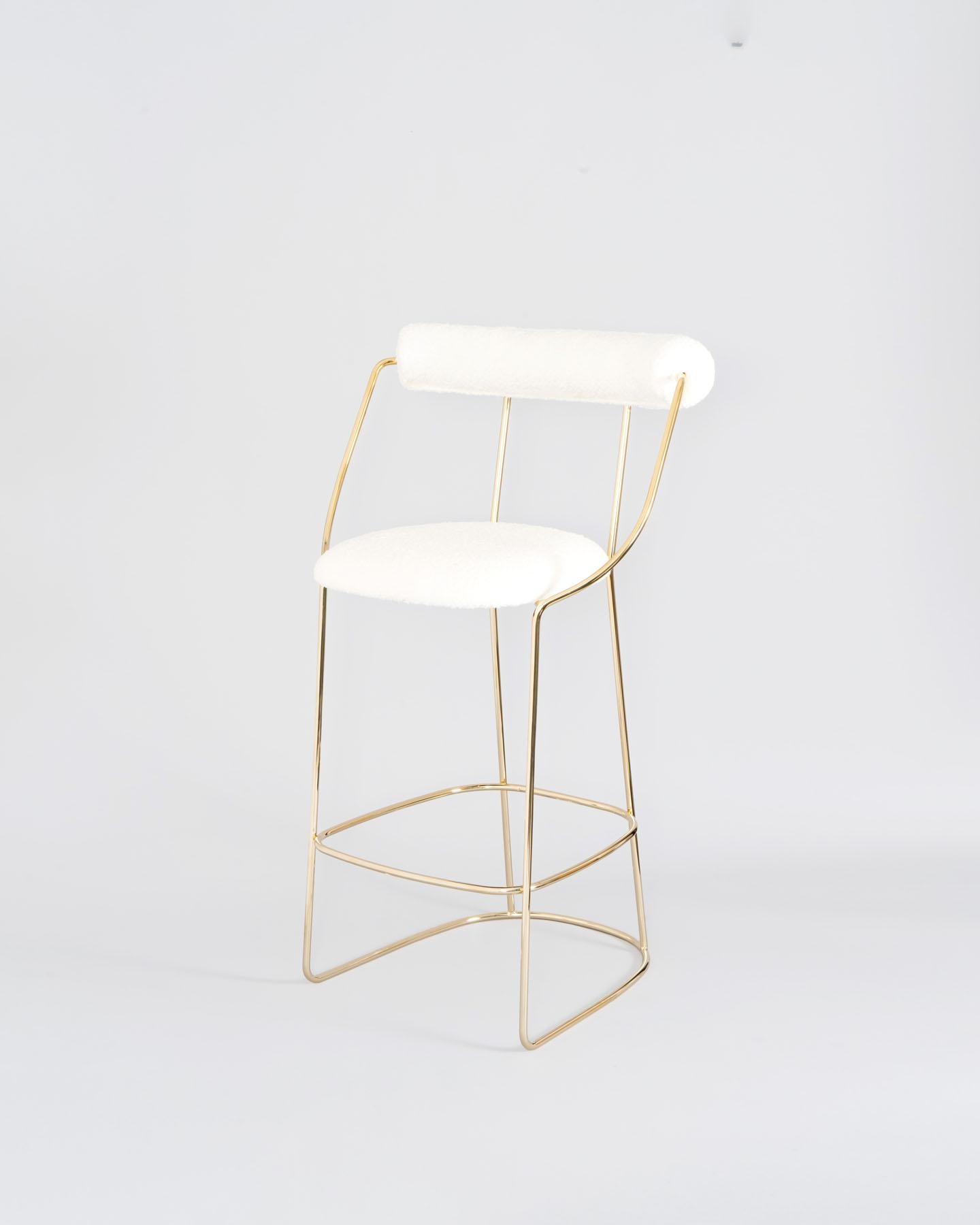  Fran, a continuous element extending from the base upwards, outlining a spacious, inviting, padded, and removable backrest that envelops the seat in its downward return. The result is a chair with an ancestral, elegant, lightweight, durable design,