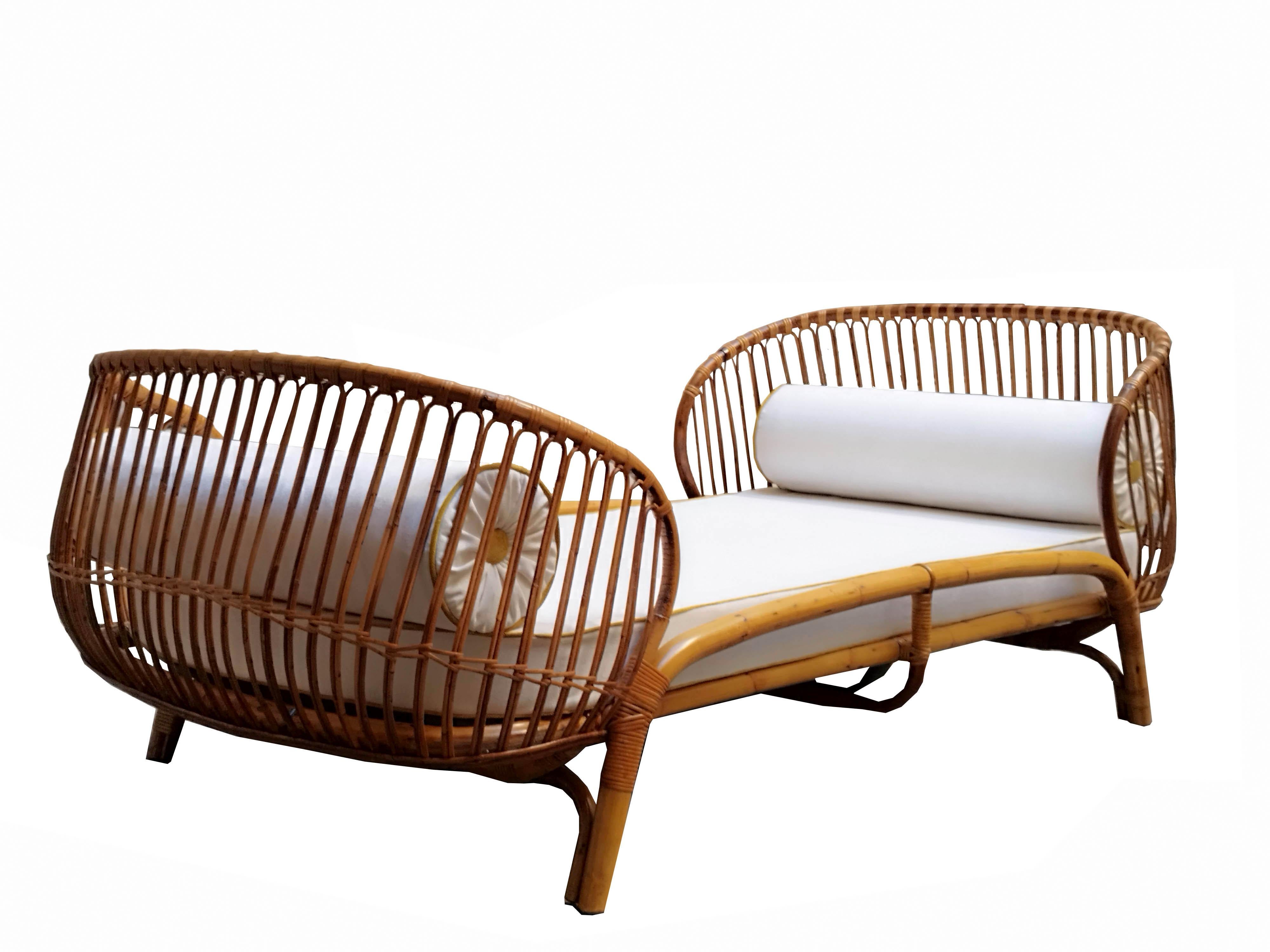 Un splendide lit de jour en bambou courbé conçu par Franca Helg pour Bonacina dans les années 1960. Le lit est entièrement constitué d'un cadre en bambou, de rotin et de joints en jonc.