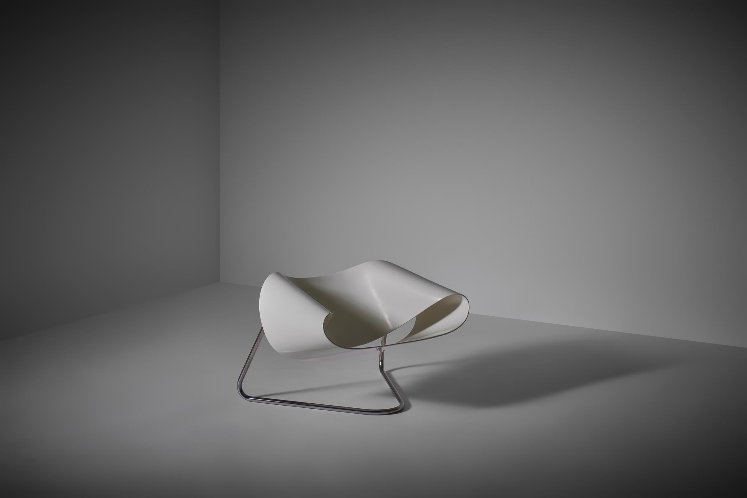 Iconic 'Ribbon chair' model CL9 by Franca Stagi & Cesare Leonardi for Fiarm, Italy 1961. Unique and revolutionary design made out of molded lacquered fiberglass and a chrome plated tubular frame. The chair is very comfortable due the wide and