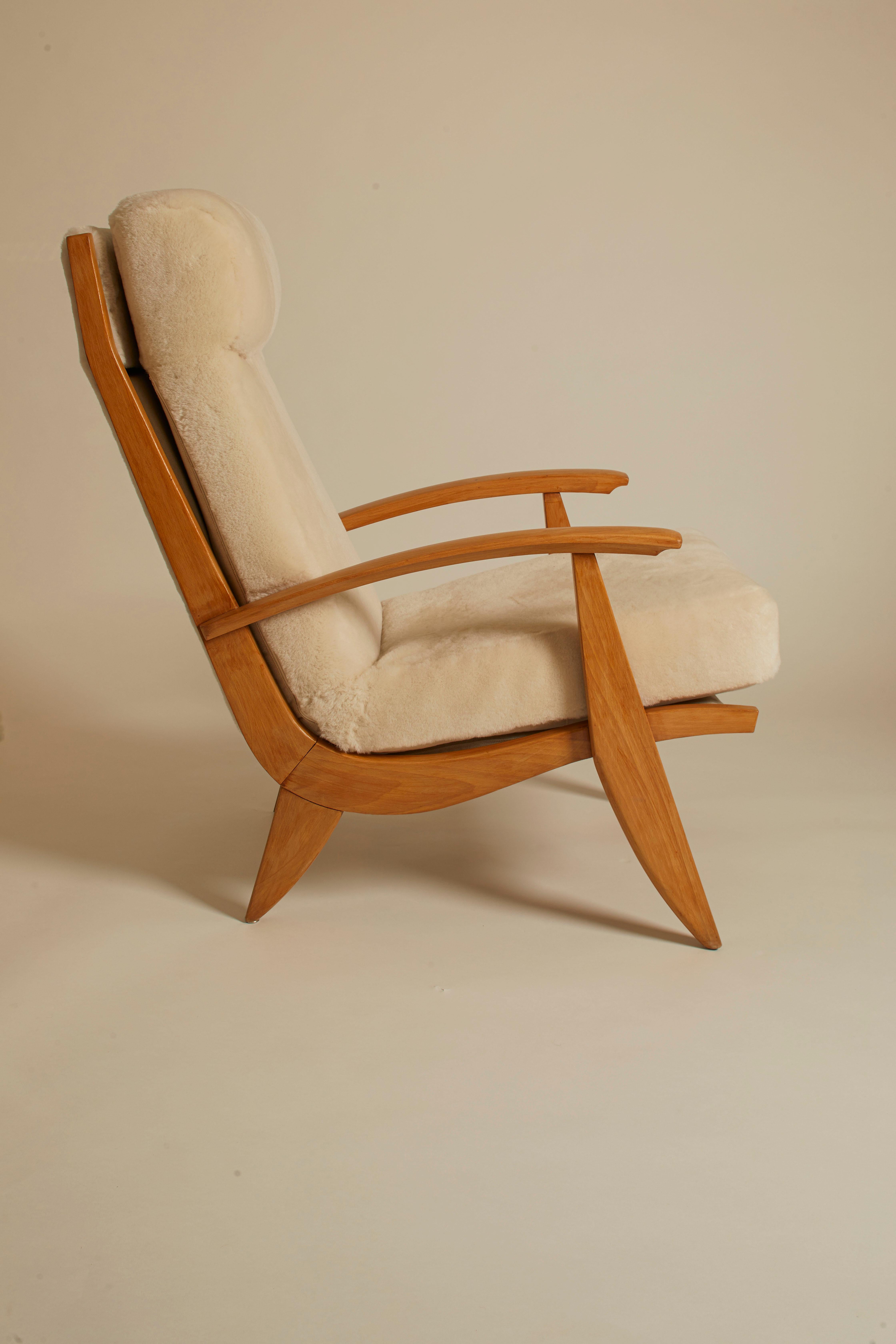 Ein Paar moderne Sessel von Guy Besnard für Freespan aus Frankreich aus den 1950er Jahren, restauriert und neu gepolstert in Shearling