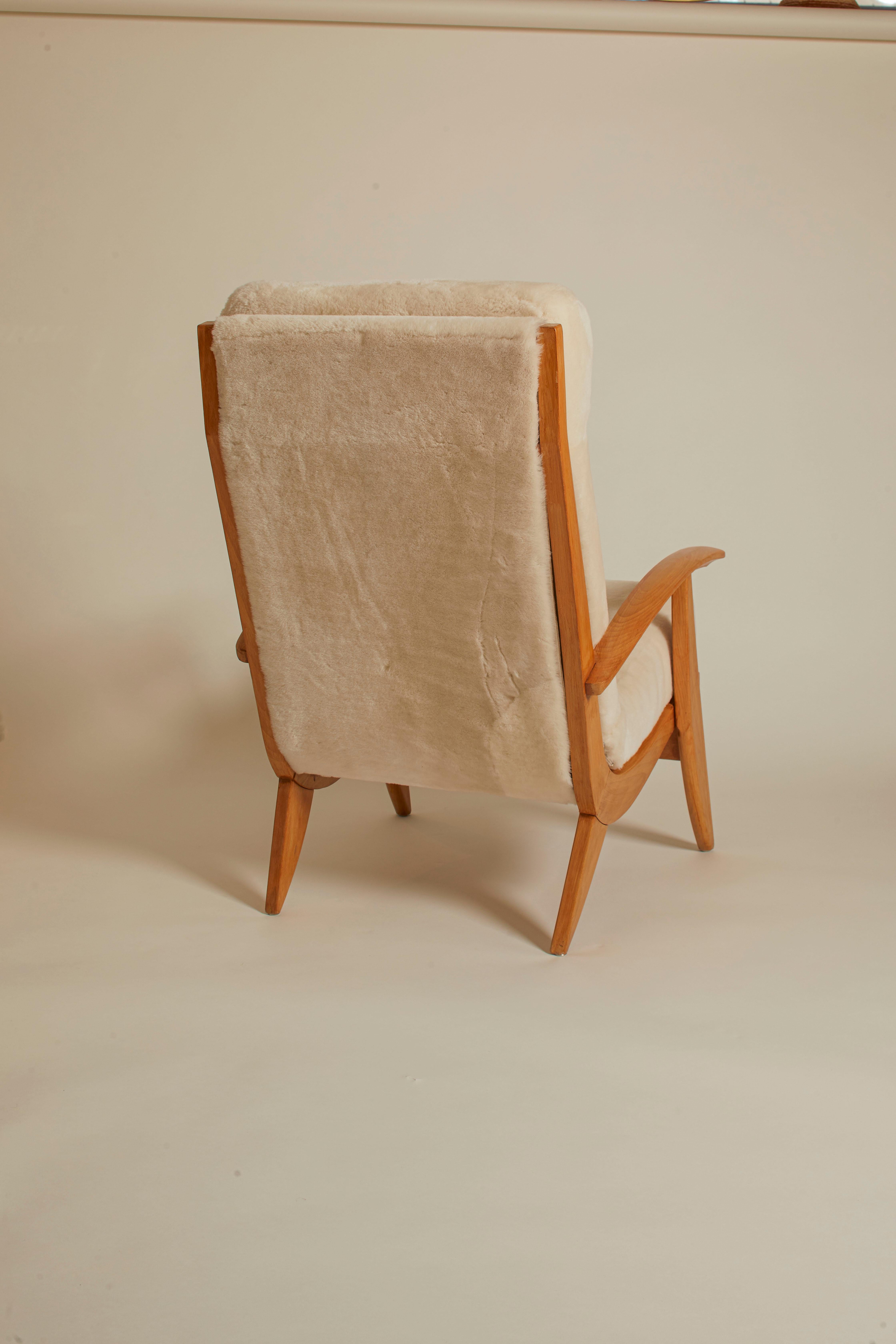 Mid Century Guy Besnard Weißes Shearling Stuhlpaar, Frankreich 1950er Jahre (Französisch) im Angebot