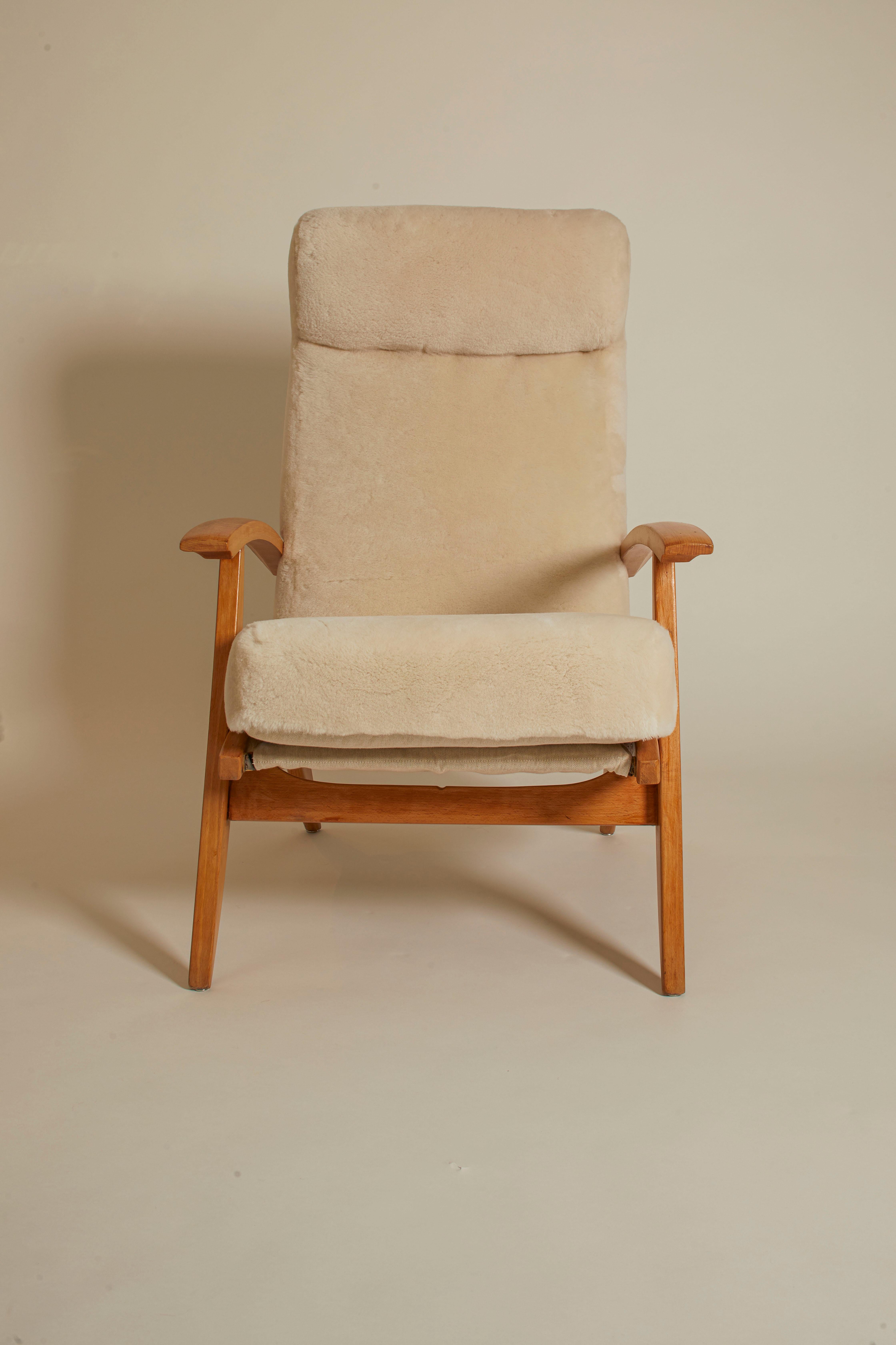 Mid Century Guy Besnard Weißes Shearling Stuhlpaar, Frankreich 1950er Jahre im Zustand „Gut“ im Angebot in Aspen, CO