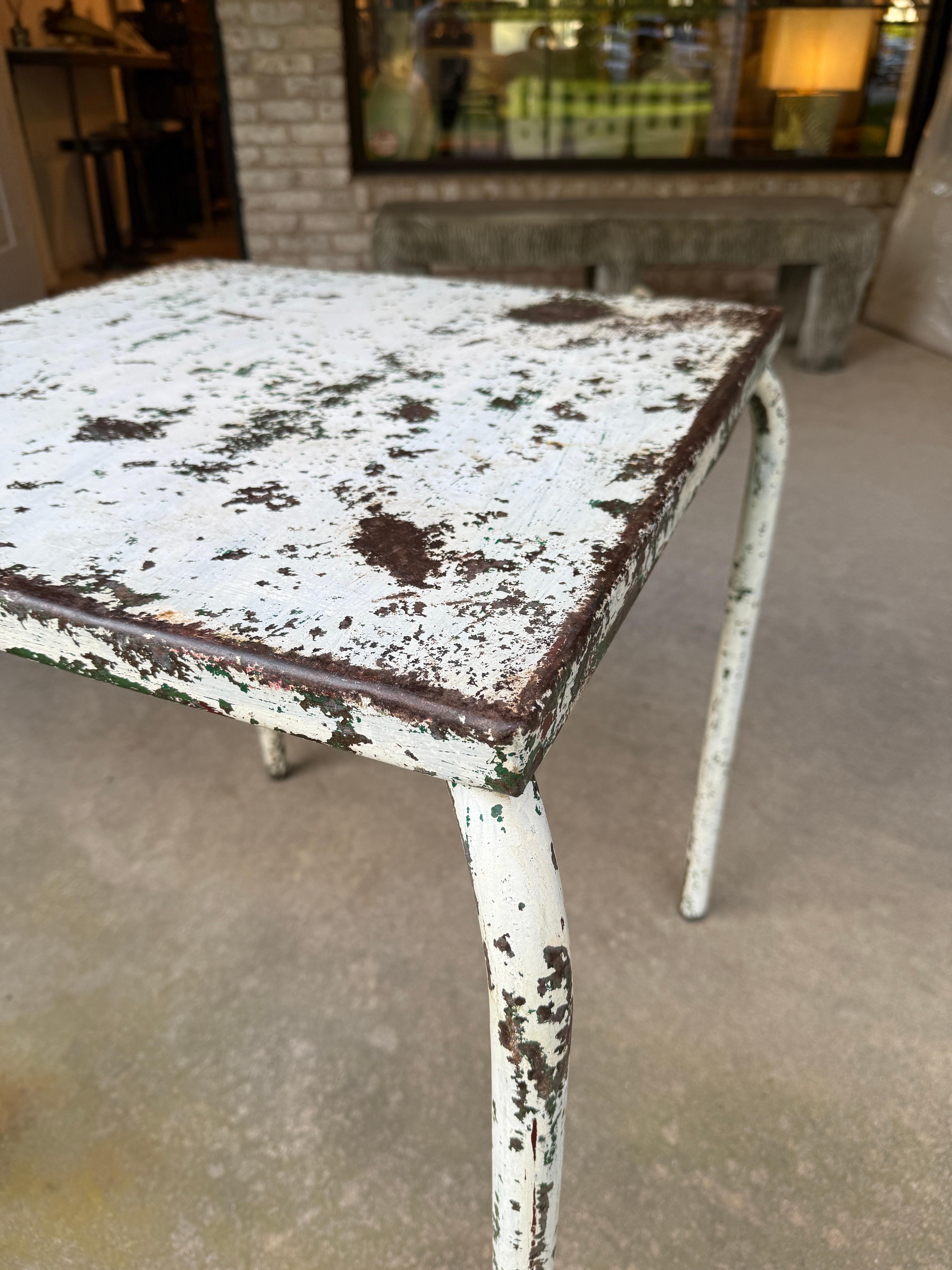 Table d'appoint en tube métallique entièrement recouverte d'un mélange coloré de peinture et de patine acquis au fil des années d'utilisation et d'agrément, le trou central est d'origine, Véritablement une œuvre d'art de Xavier Pauchard.  Il y a une