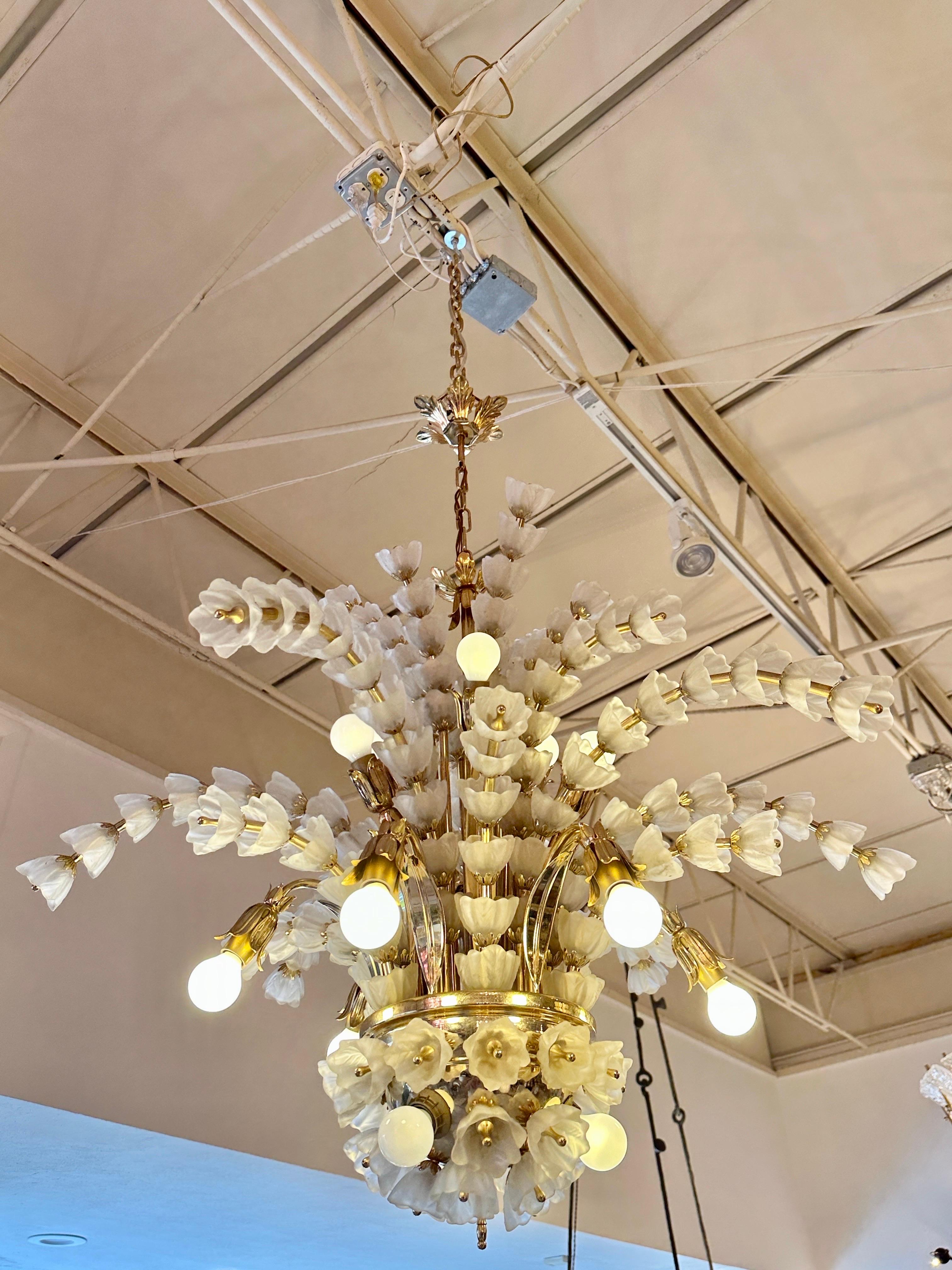 France 1970's Frosted Glass Canterbury Bells Bulbs Chandelier In Good Condition For Sale In East Hampton, NY