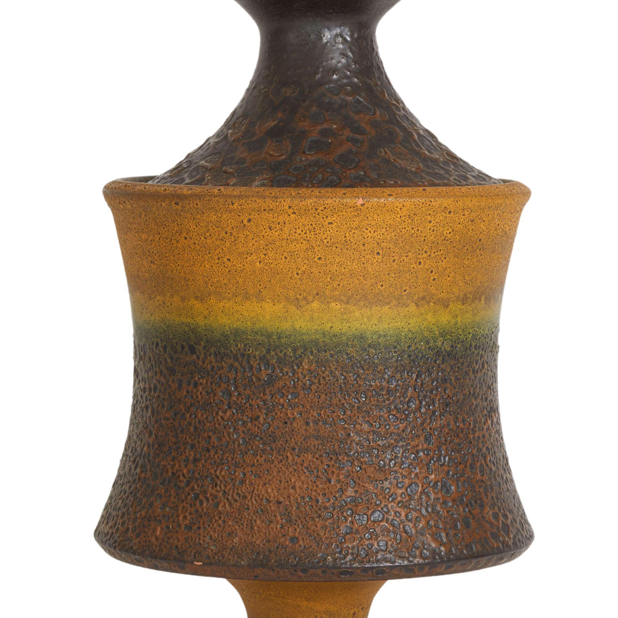 Cache-pot en céramique de grande taille datant des années 1970 en France. Des couleurs riches et un bel état de conservation.