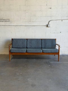 Canapé « France and Cado », modèle 56, par Grete Jalk, en bois de teck et tissu gris, années 1960