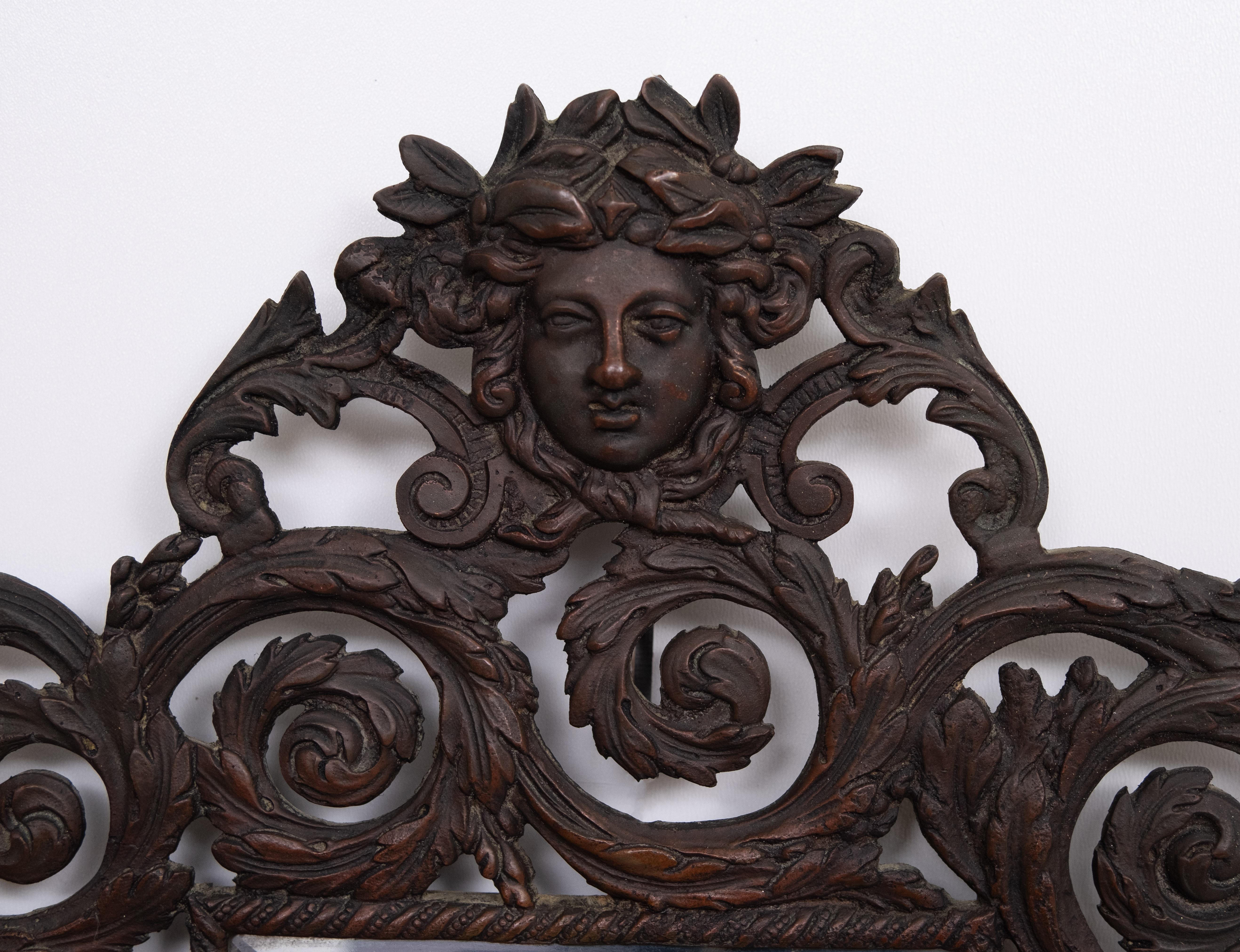 Très beau miroir mural en fonte de bronze. Décorées de têtes de femmes 
est livré avec un miroir biseauté. Joli miroir ancien . 