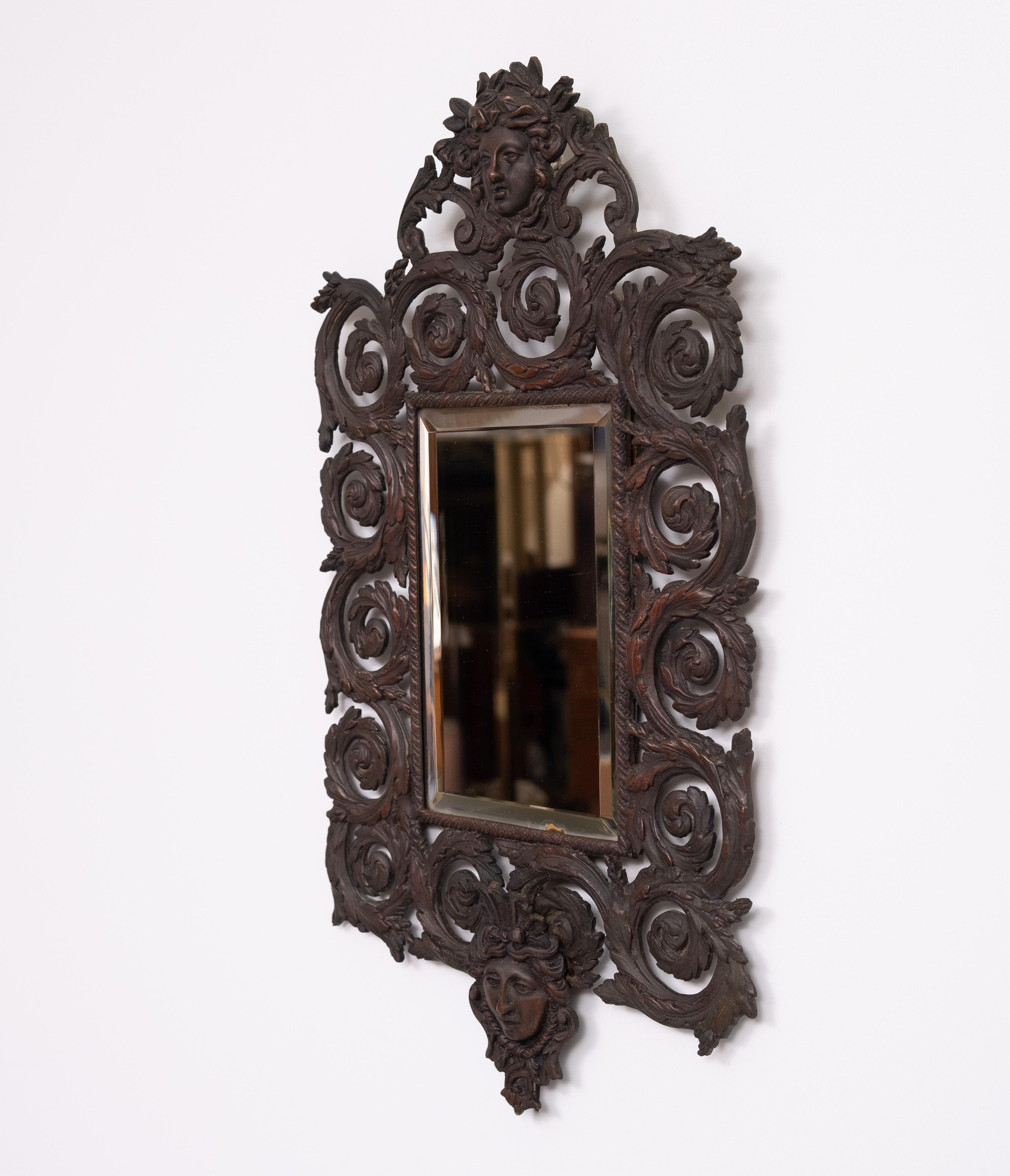 Français Miroir mural ancien en bronze moulé à tête de femme en vente