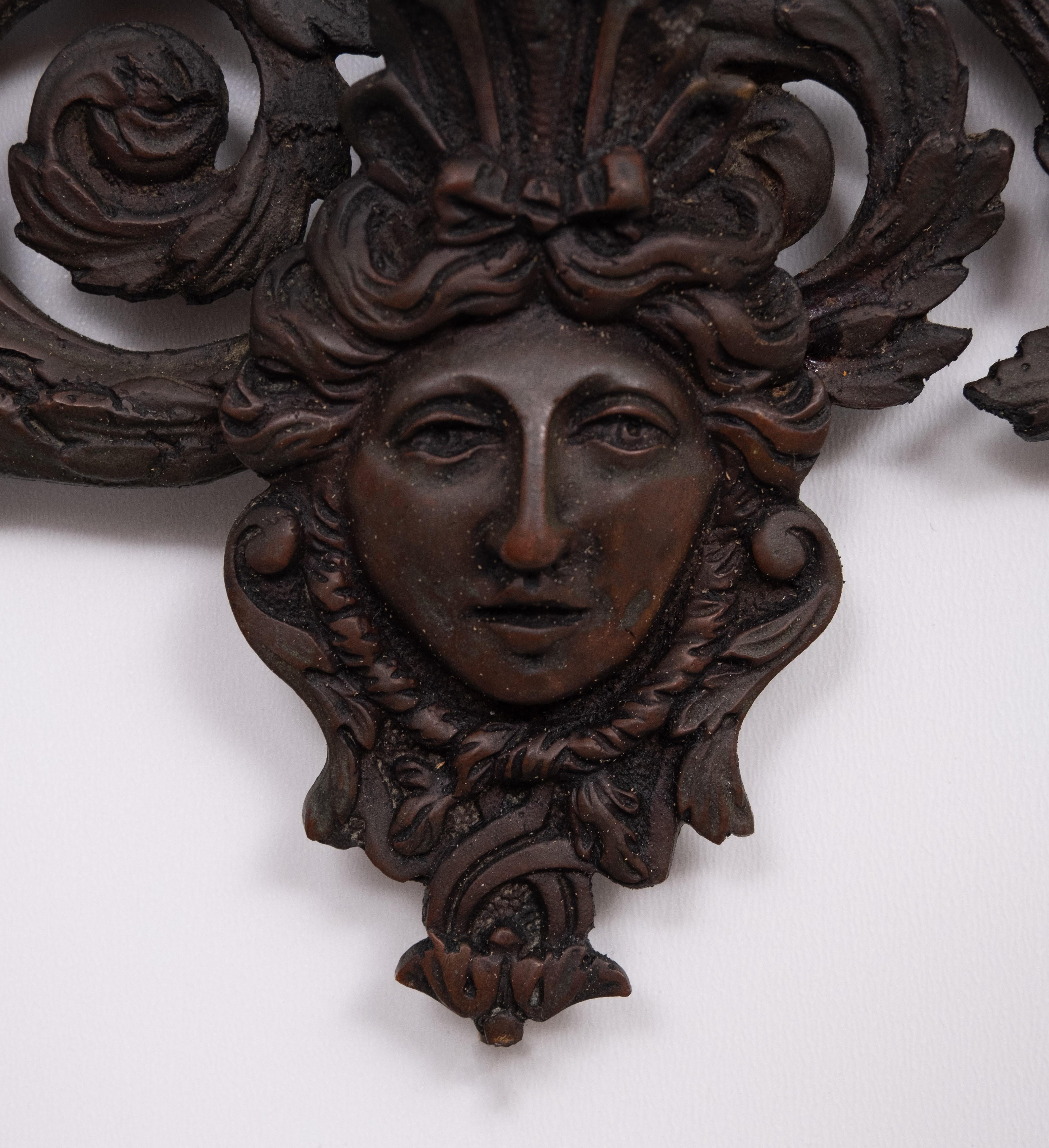 Fin du XIXe siècle Miroir mural ancien en bronze moulé à tête de femme en vente