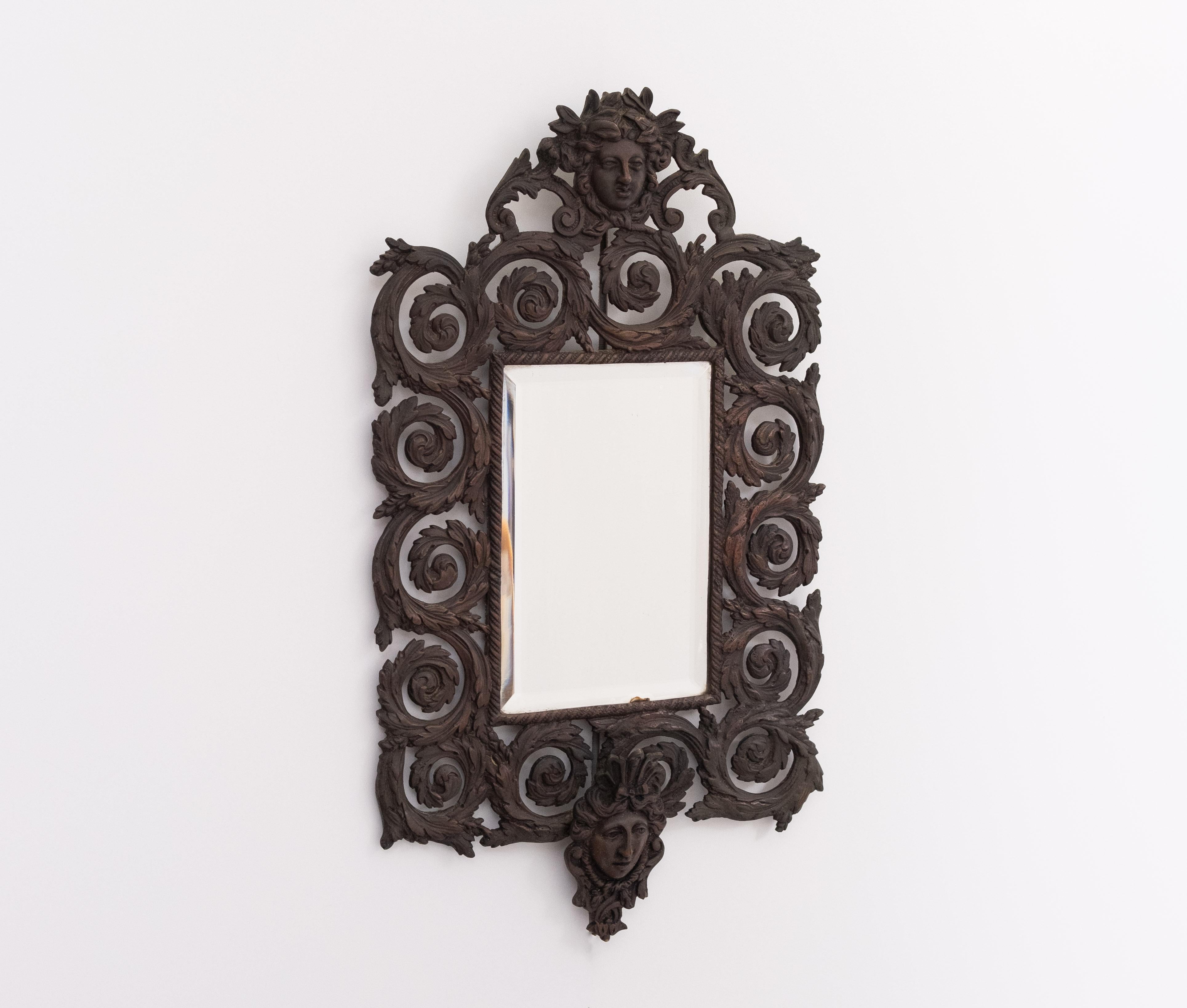 Bronze Miroir mural ancien en bronze moulé à tête de femme en vente