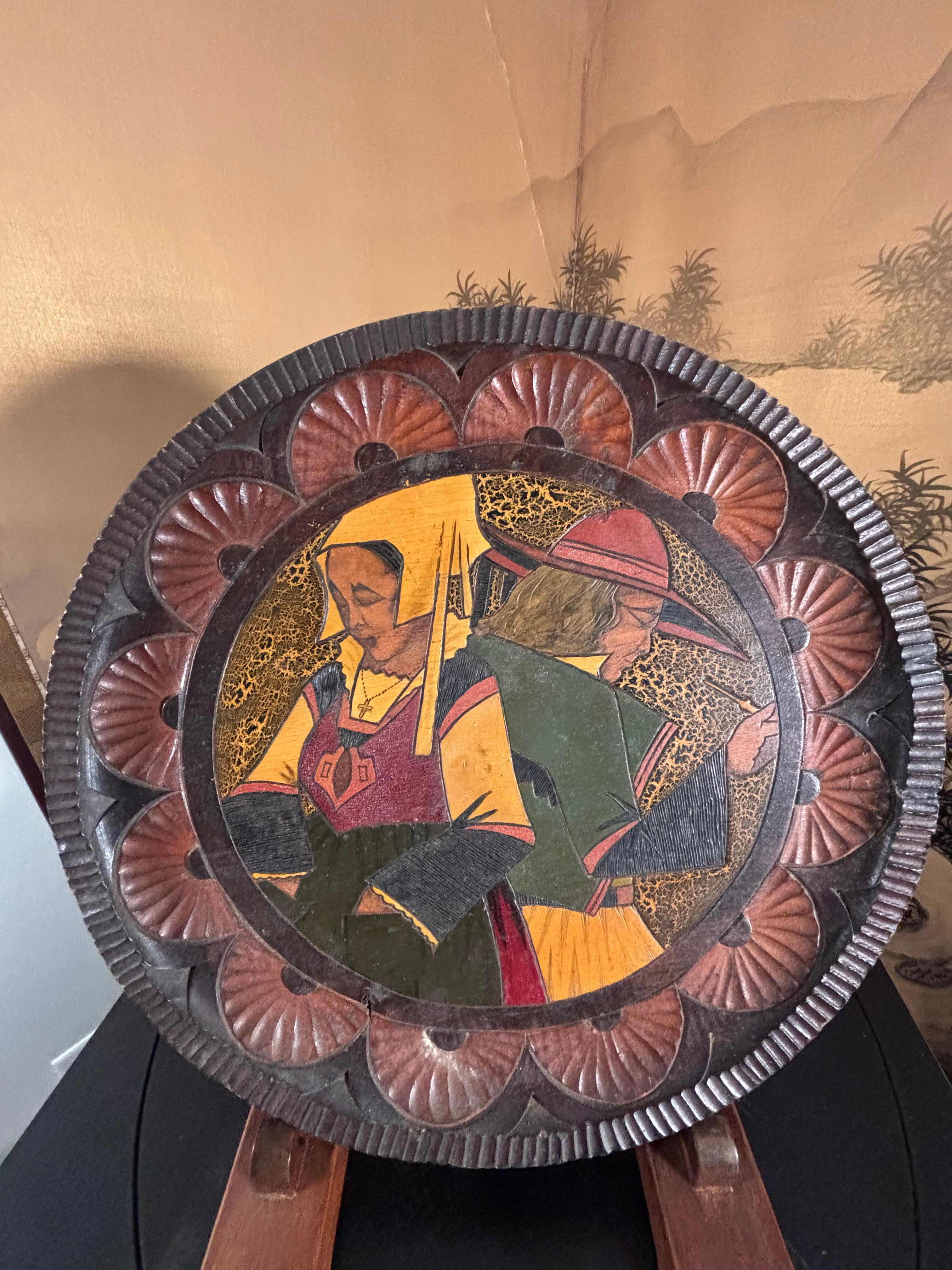 Provenant d'une ancienne collection de meubles Arts & Crafts de la Nouvelle-Angleterre.

Un beau plat rond original profondément sculpté, pyrogravé et teinté, vers 1920.

Verso signé pour Paul Fouillen :

Pf Deposee Qui M

Il s'agit d'un plat