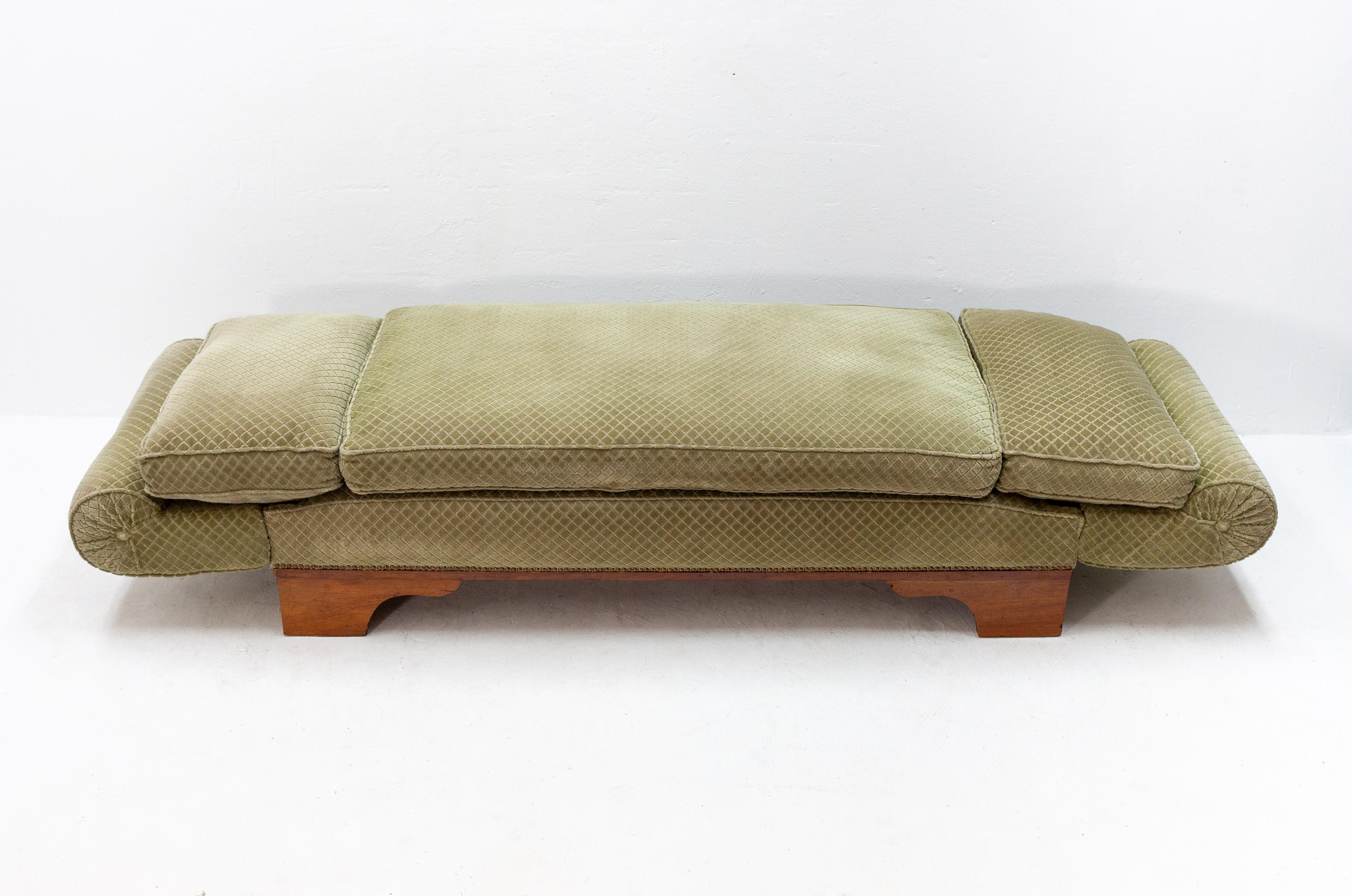 Beautiful France drop arm daybed, 1920-1930. Some years ago, the upholstery on this daybed is completely redone. Included the springs. Good condition, no stains or smells. This bed can be used as a bed or a sofa, Great looking piece.
  