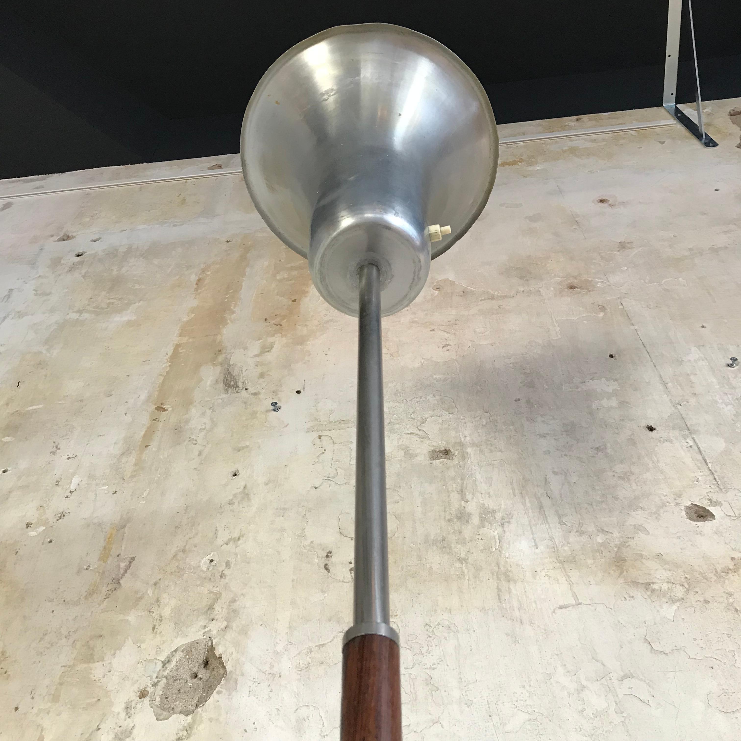 An amazing French Art Deco fluted uplighter or torchère, 1930s.
Deco era trumpet torchère in the classic style. Features an aluminium shade with original switch, central teak wood rod and metal tripod base.