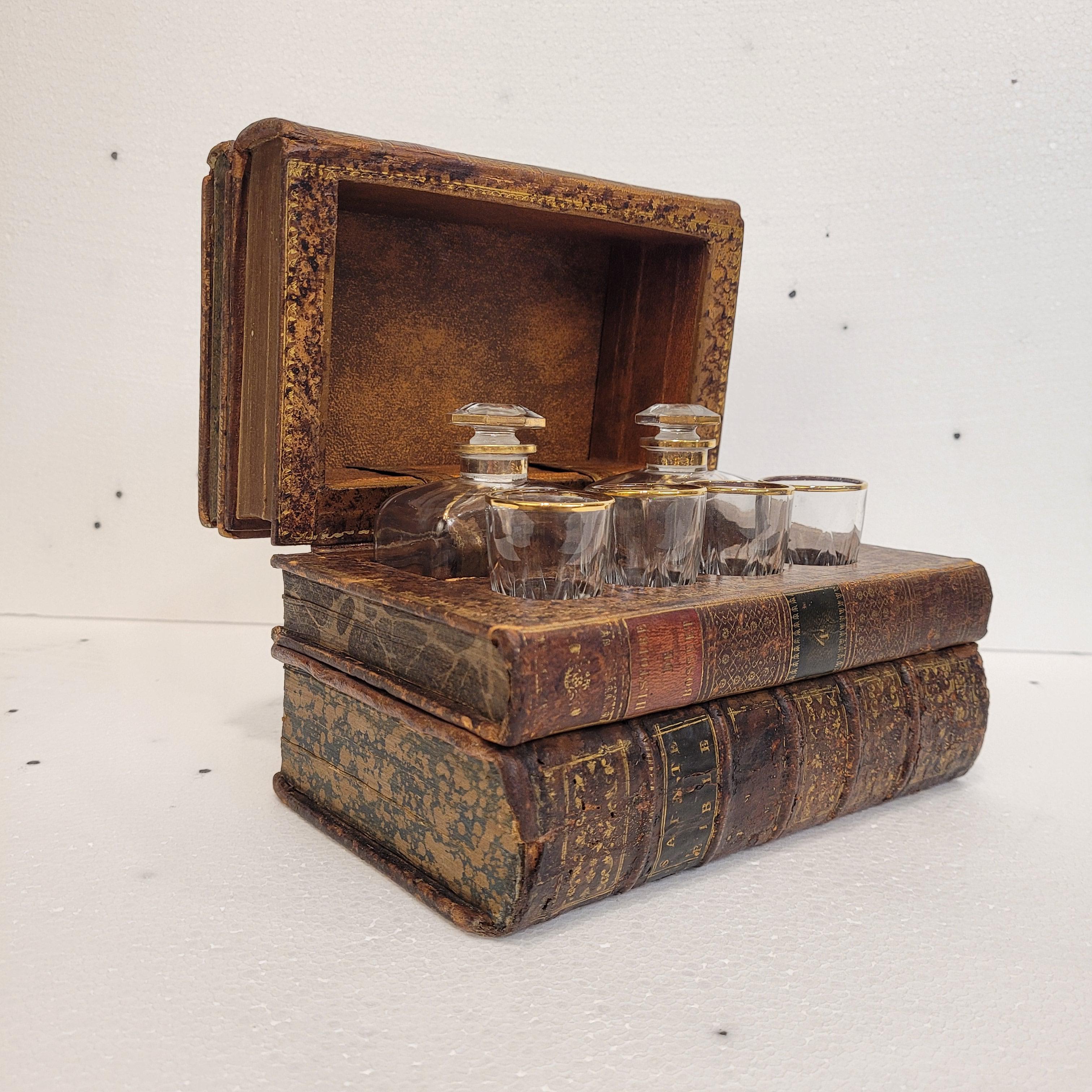 France box in the shape of books or Tantalo books Liquor set - leather In Good Condition For Sale In Valladolid, ES