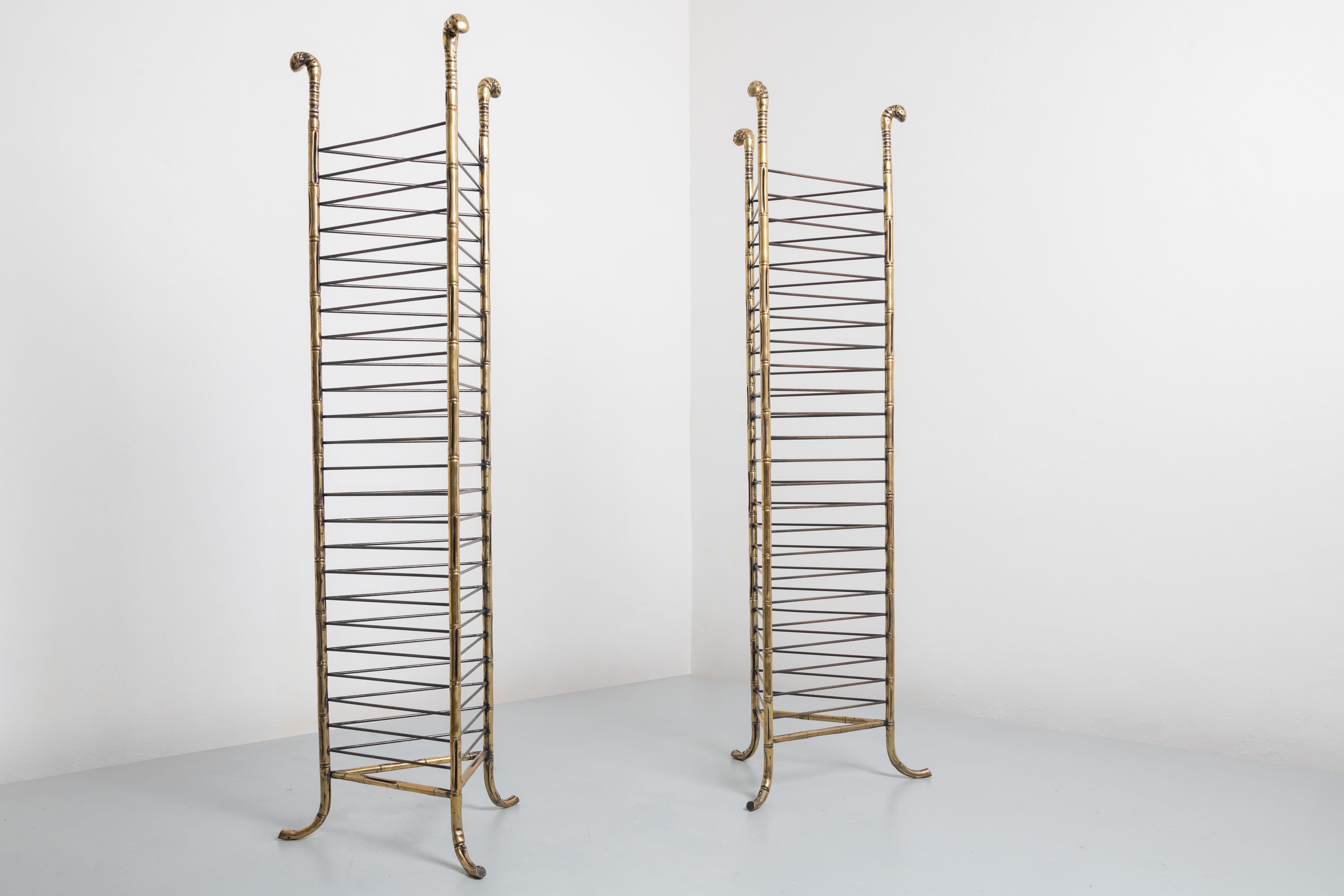 French-made and with a light and elegant taste, they are suitable for many spaces and situations, useful as bookcases but also for records or video cassettes.
With a flashy look, the brass-coloured metal bookcase will brighten up your decor! Thanks