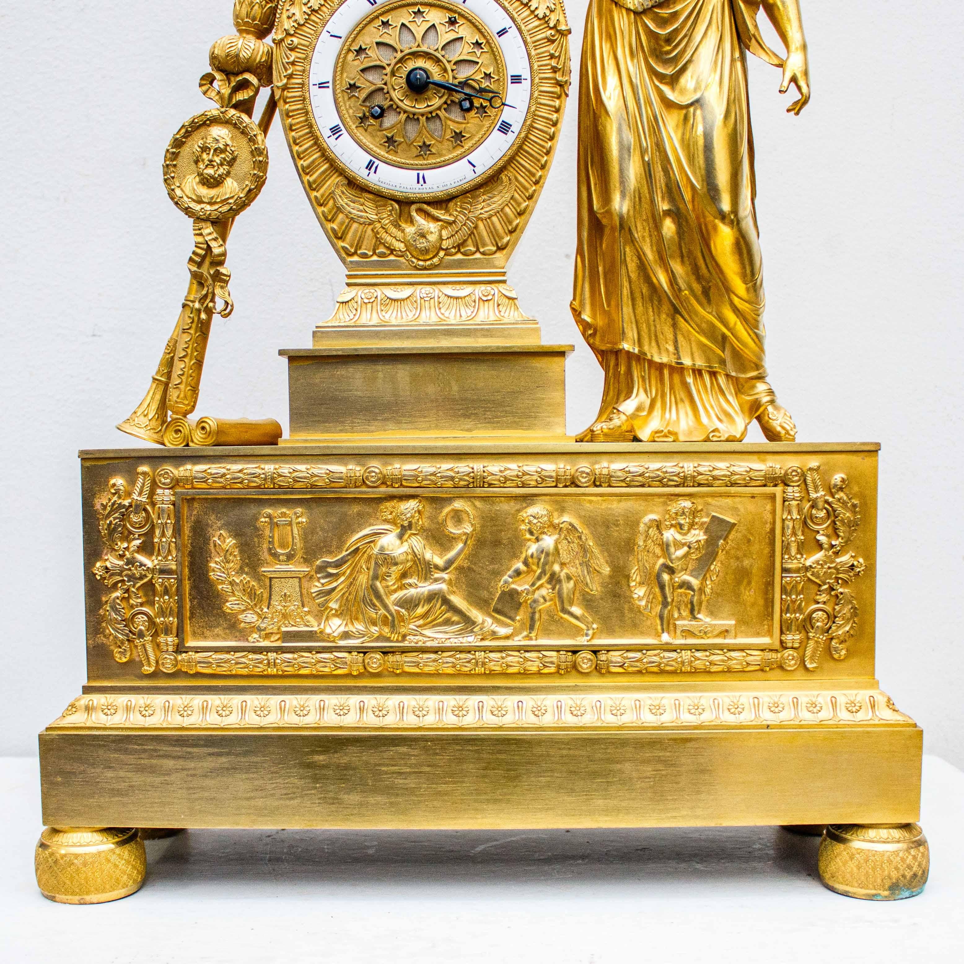 France, vers 1810 -1820

Horloge de table avec une servante

Bronze doré au mercure, alt. cm 59,5 x 40,5 x 13

Signé dans le quadrant 
