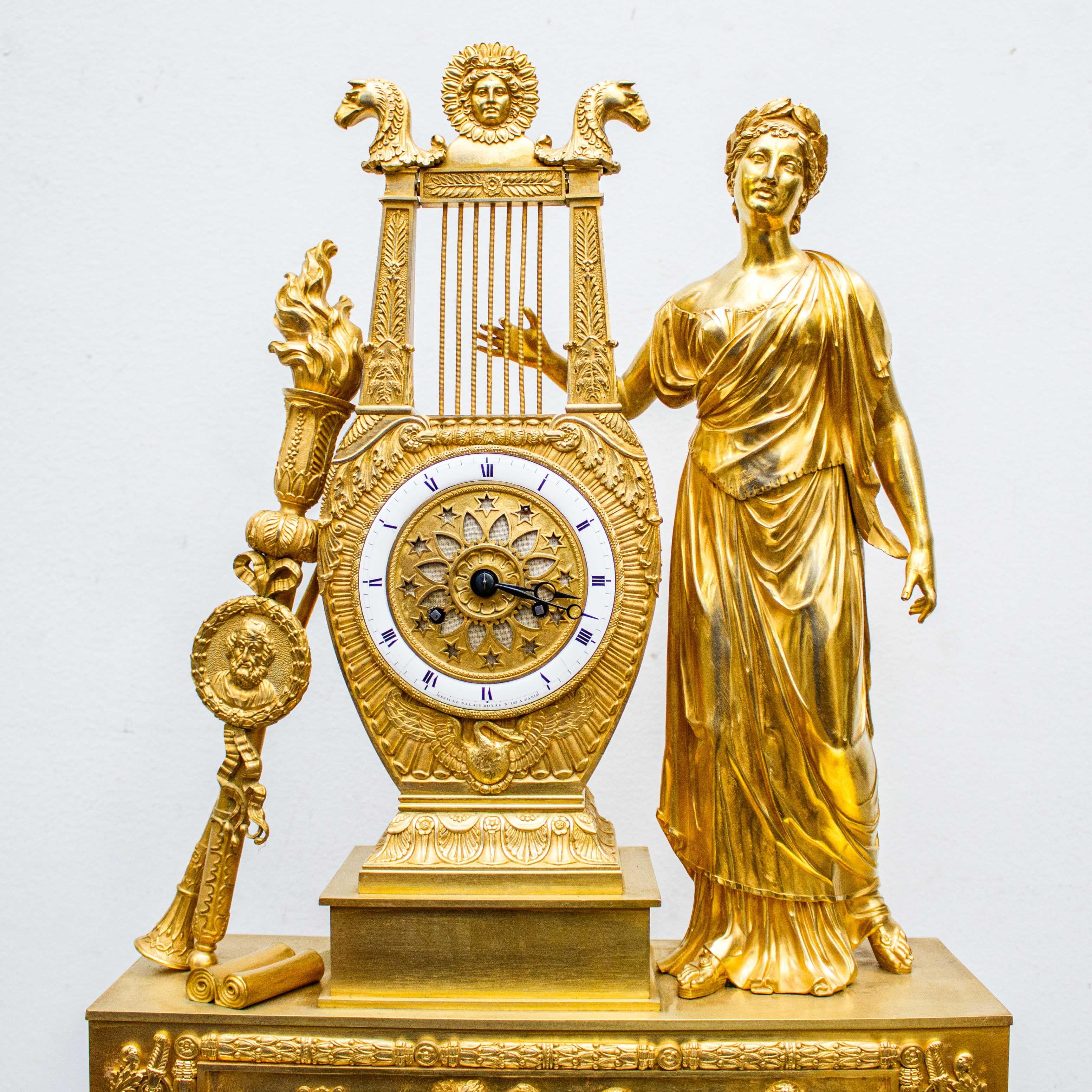 Frankreich, um 1810 -1820 Tischuhr mit Dienstmagd Quecksilber Vergoldete Bronze (Französisch) im Angebot