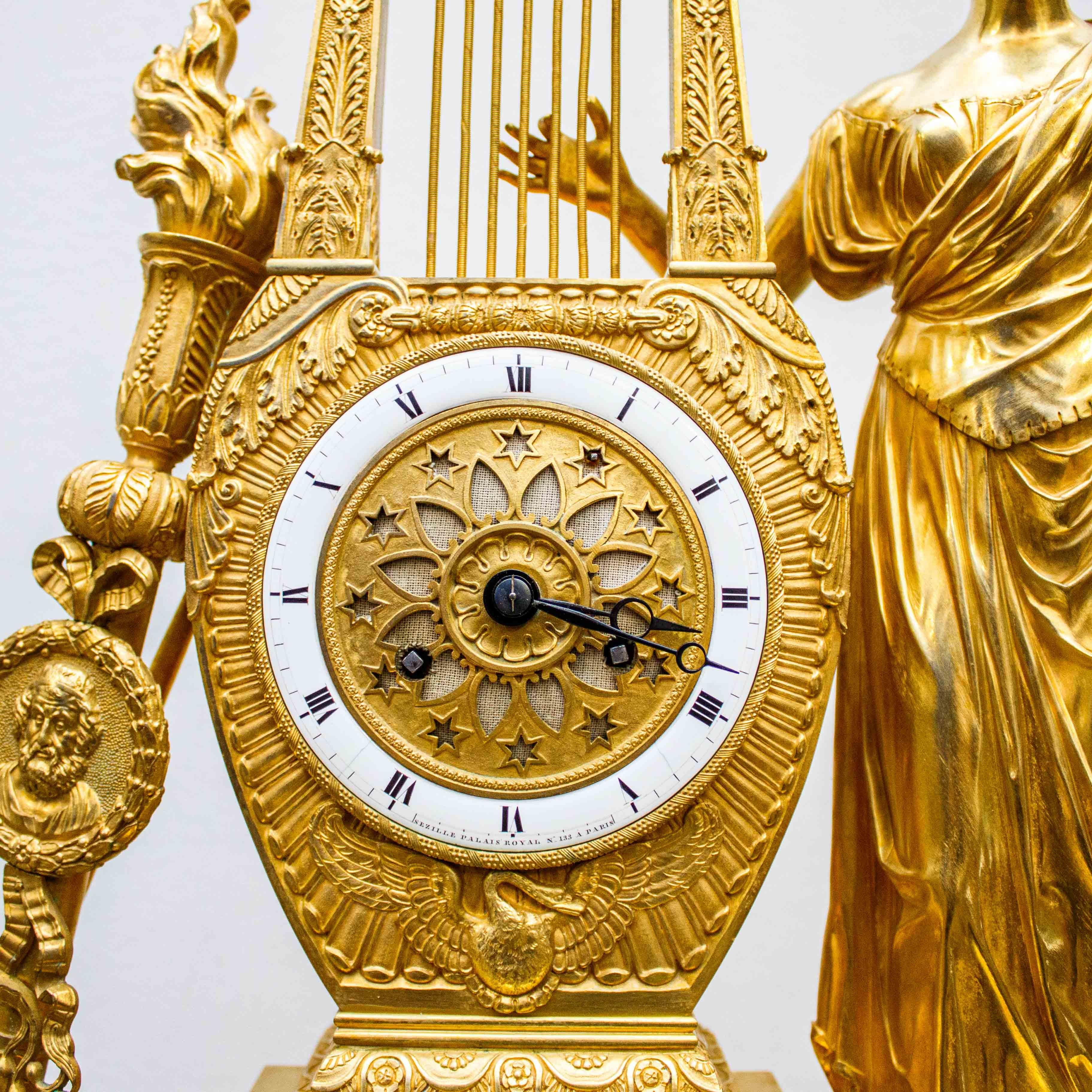 Doré France, circa 1810 -1820, horloge de table avec une sirène mercuré en bronze doré en vente