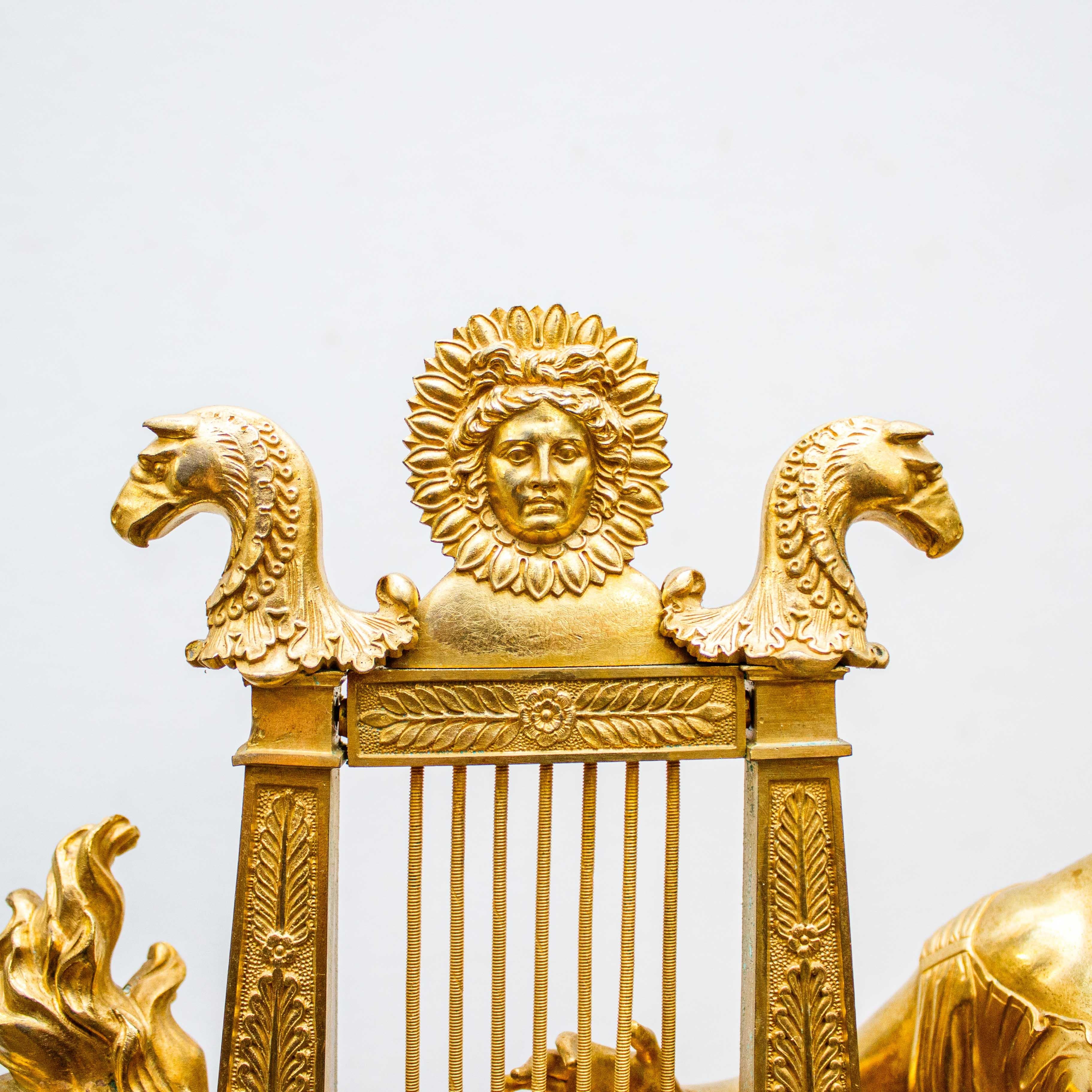 Frankreich, um 1810 -1820 Tischuhr mit Dienstmagd Quecksilber Vergoldete Bronze (Frühes 19. Jahrhundert) im Angebot