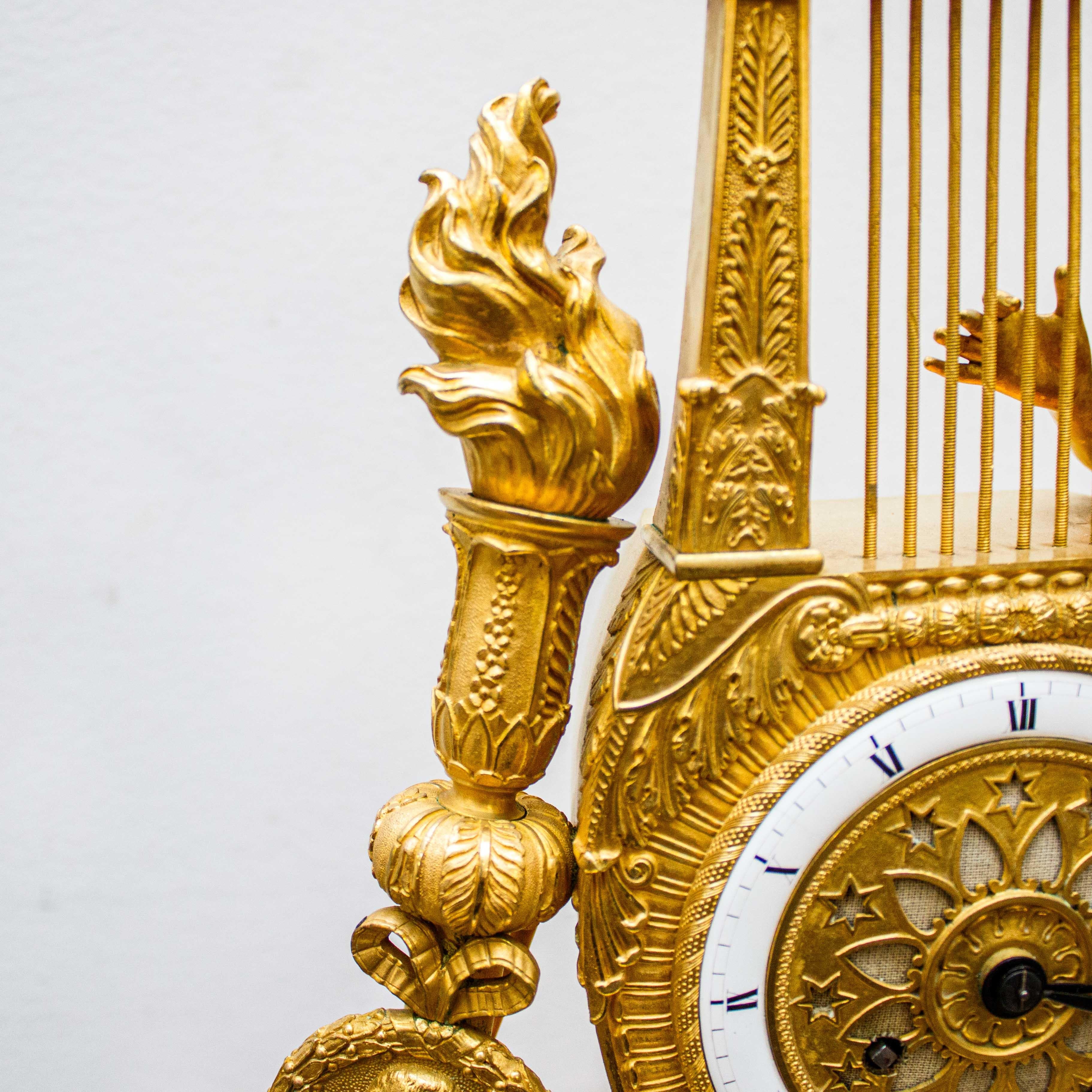 Début du XIXe siècle France, circa 1810 -1820, horloge de table avec une sirène mercuré en bronze doré en vente