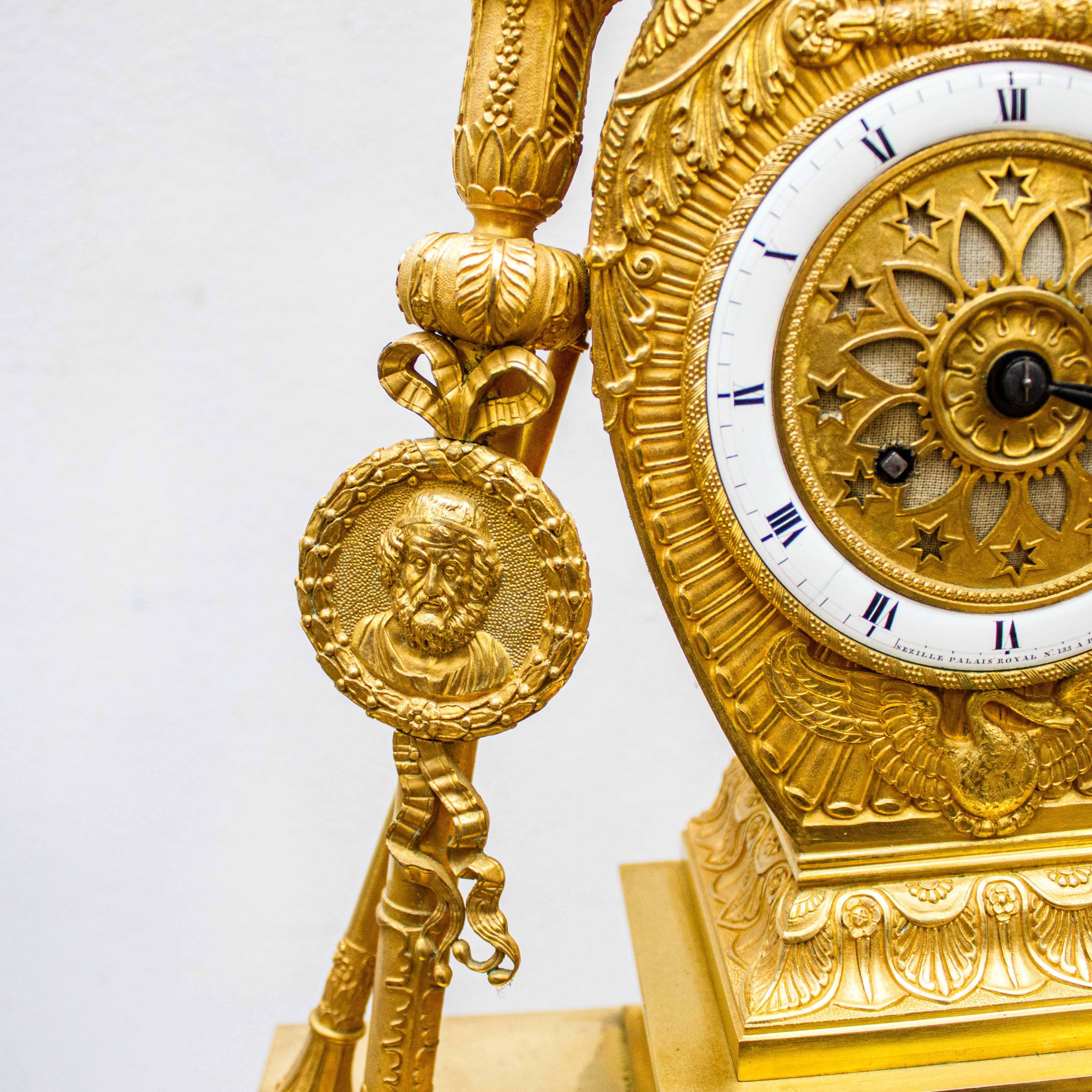 Bronze France, circa 1810 -1820, horloge de table avec une sirène mercuré en bronze doré en vente