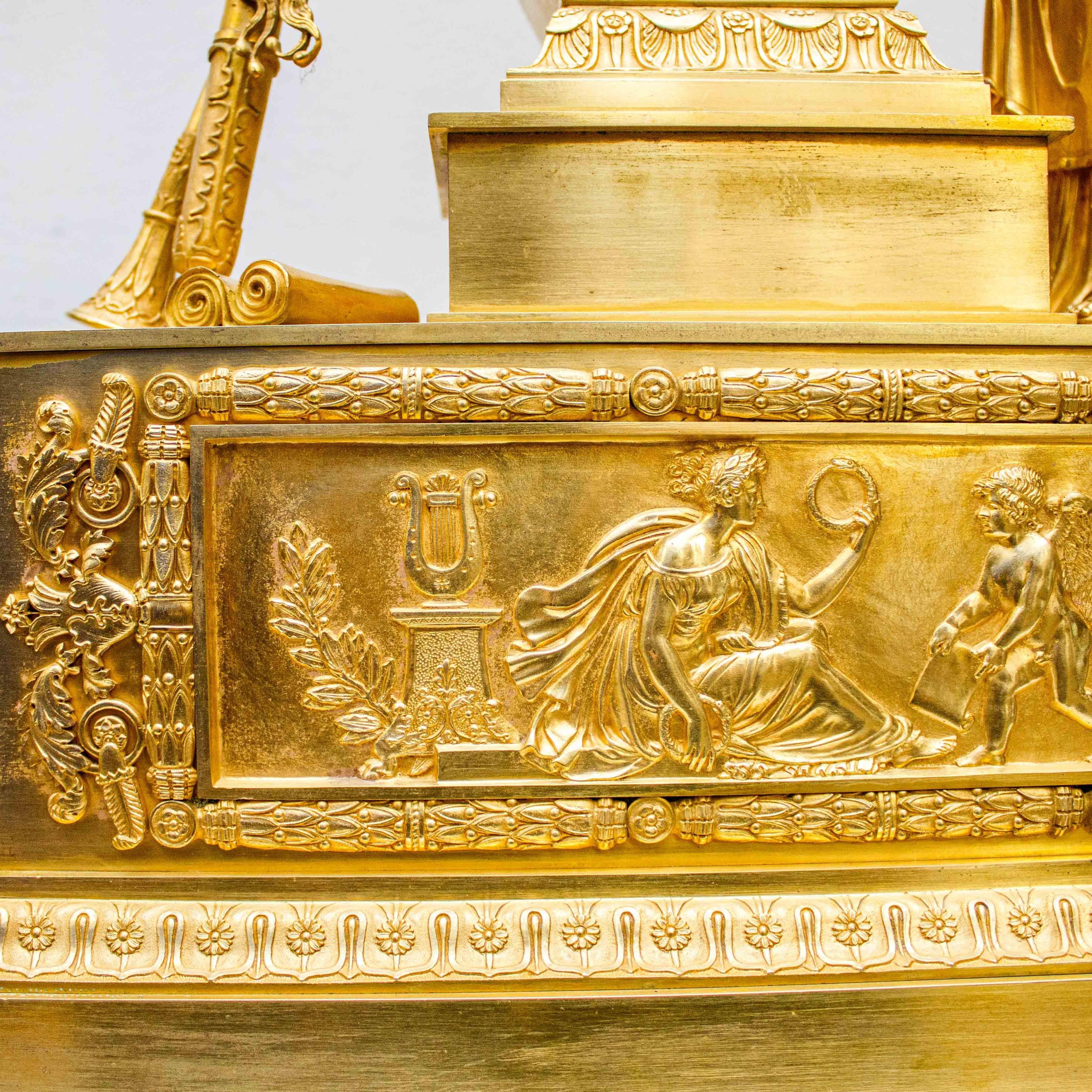 Frankreich, um 1810 -1820 Tischuhr mit Dienstmagd Quecksilber Vergoldete Bronze im Angebot 3