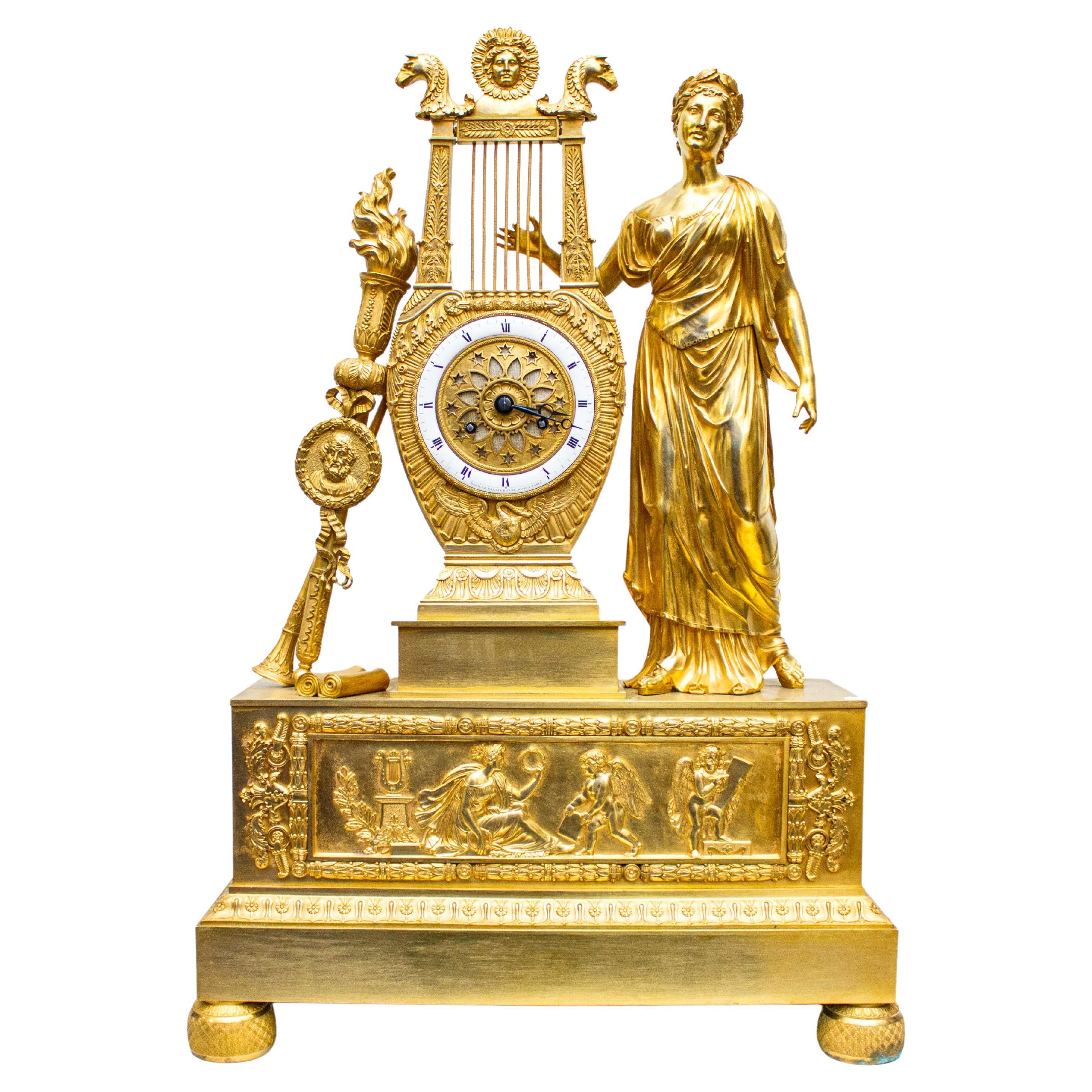 Frankreich, um 1810 -1820 Tischuhr mit Dienstmagd Quecksilber Vergoldete Bronze im Angebot