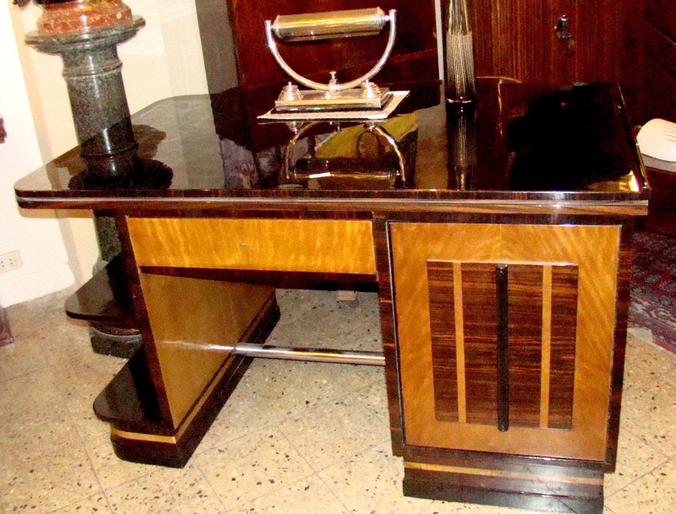 Französischer Schreibtisch-Stil: Art Deco
Jahr 1920
MATERIAL: Holz und Chrom
Er ist ein eleganter und anspruchsvoller Traumschreibtisch. 
Die Qualität der Möbel und das verwendete exotische Holz machen sie einzigartig. Es ist eine Ikone von