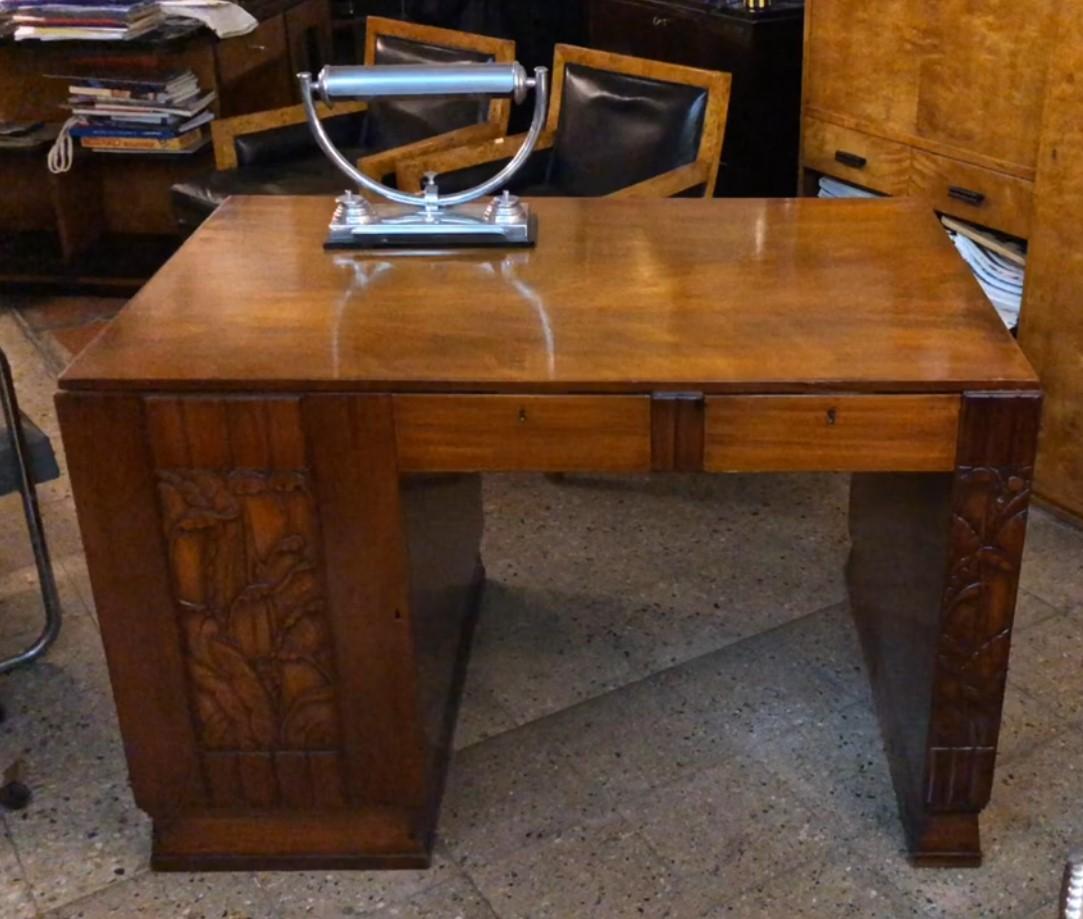French desk style: Art Deco
Year 1920
Material: carved wood
It is an elegant and sophisticated dream desk. 
The quality of the furniture and the exotic wood used make it unique. It is an icon of distinction.
You want to live in the golden years,