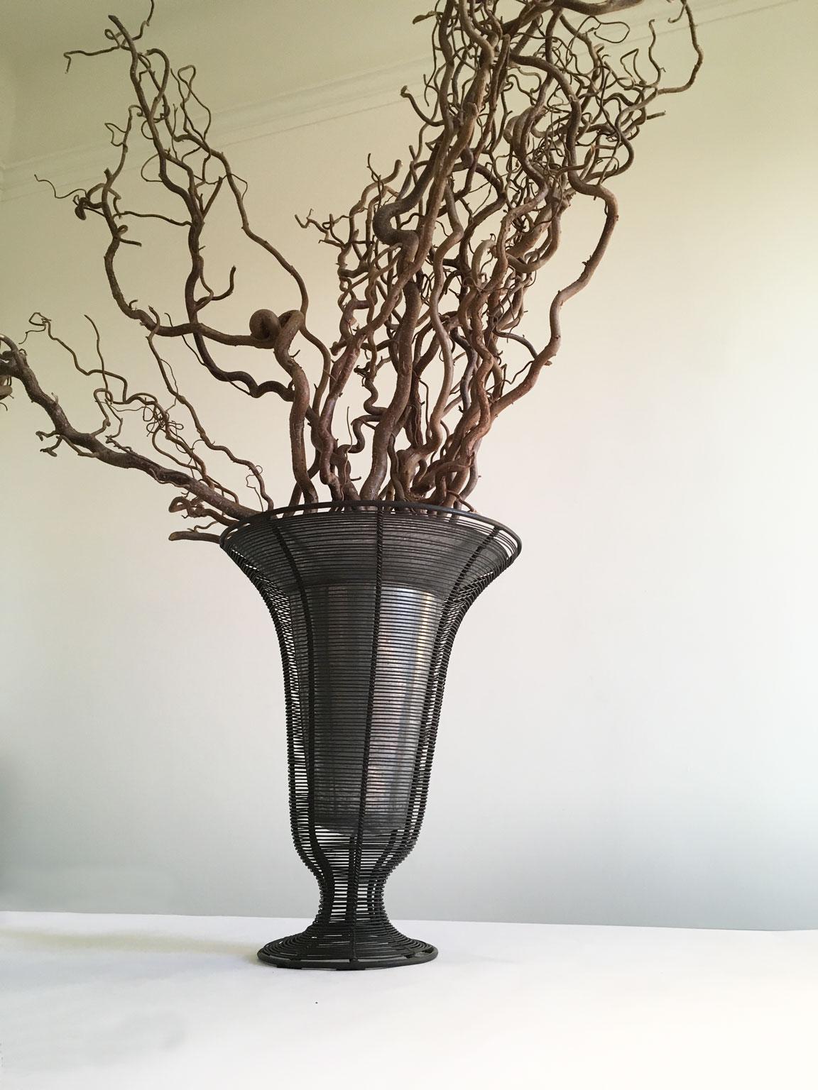 Französische minimalistische Vase und Pflanzgefäßschale aus Eisendraht im Angebot 6