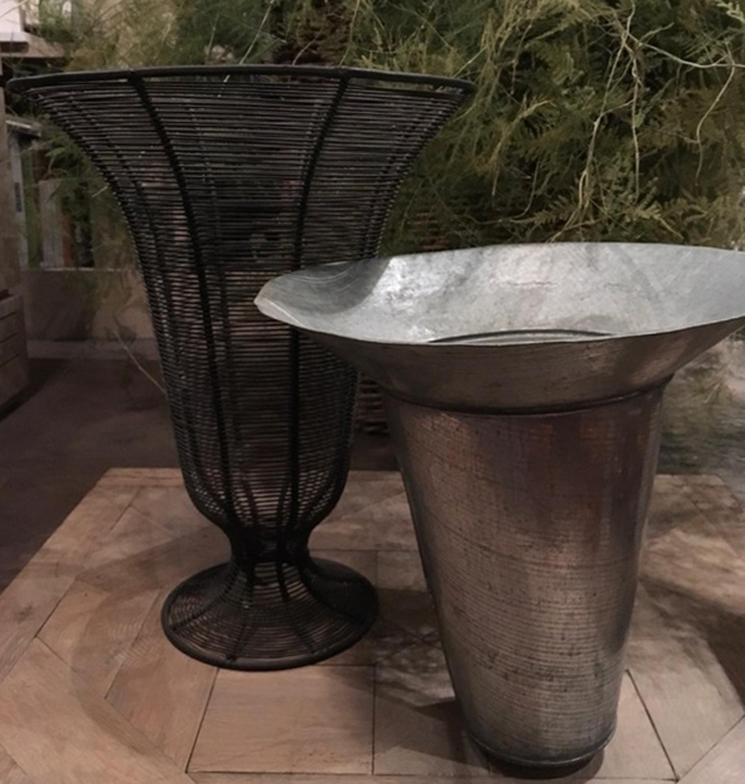 Französische minimalistische Vase und Pflanzgefäßschale aus Eisendraht im Angebot 12