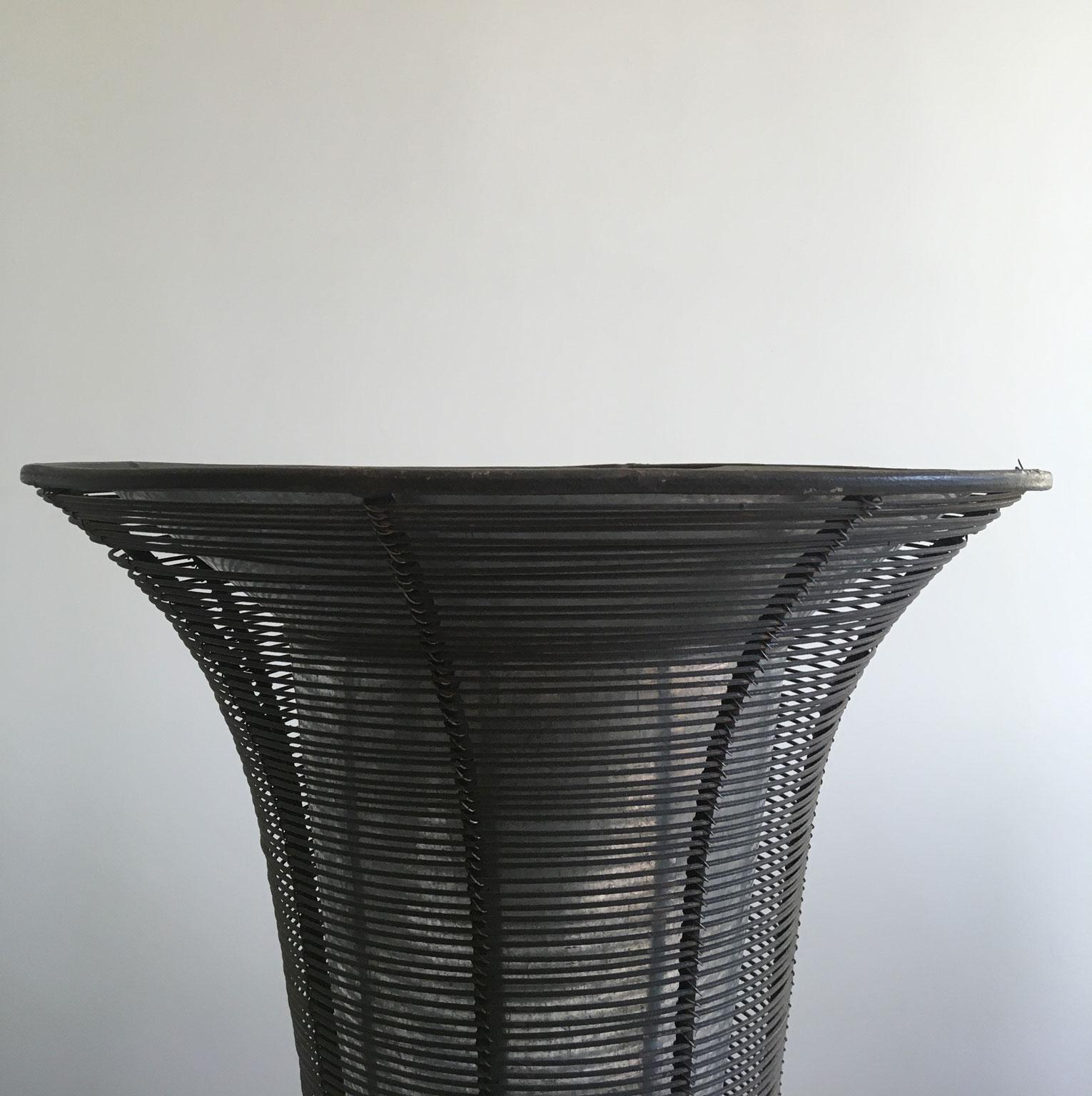iron wire vase