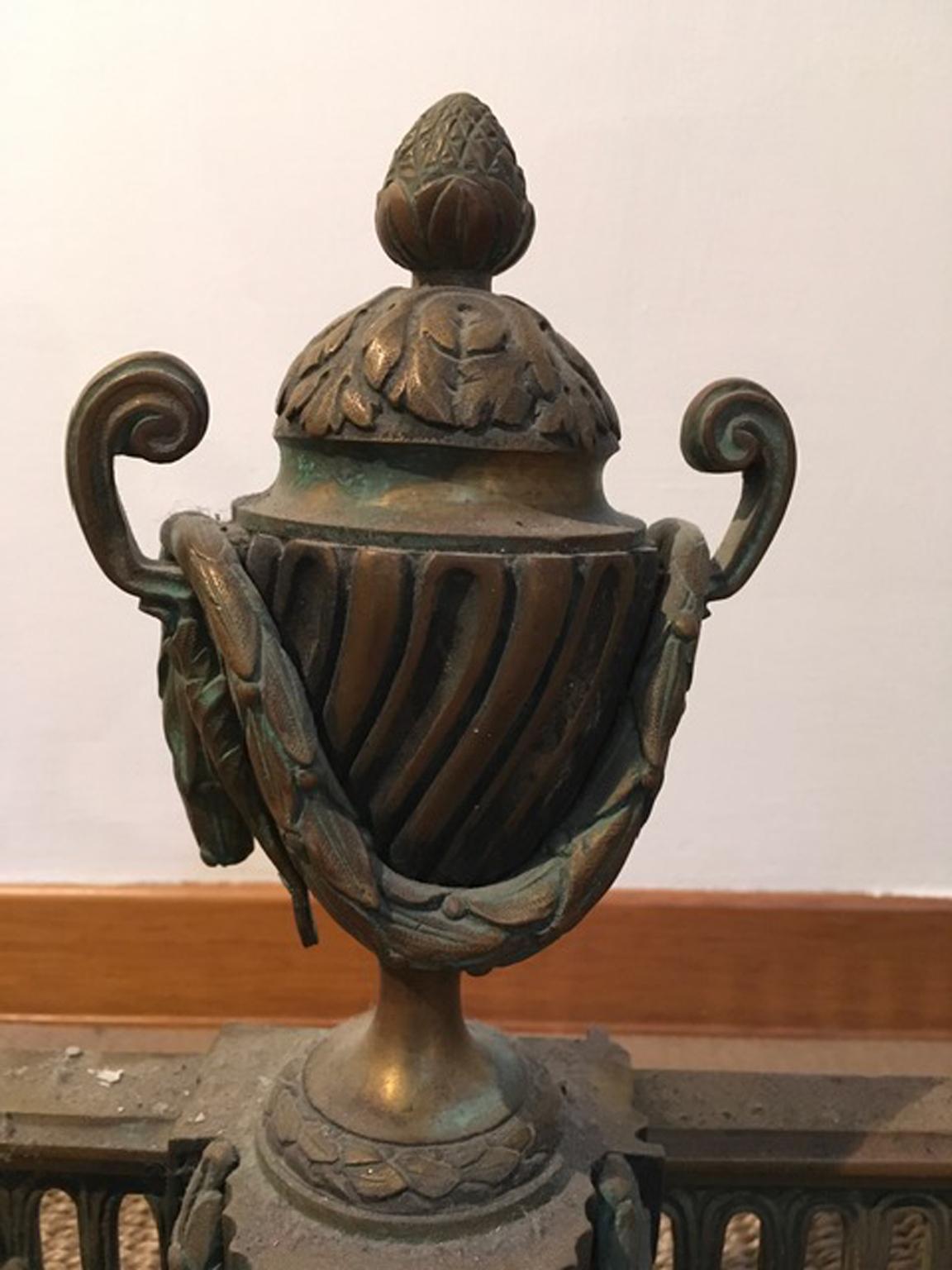 Frankreich Ende 18. Jahrhundert Bronze Kamin Andirons Neoklassischen Stil im Zustand „Gut“ im Angebot in Brescia, IT